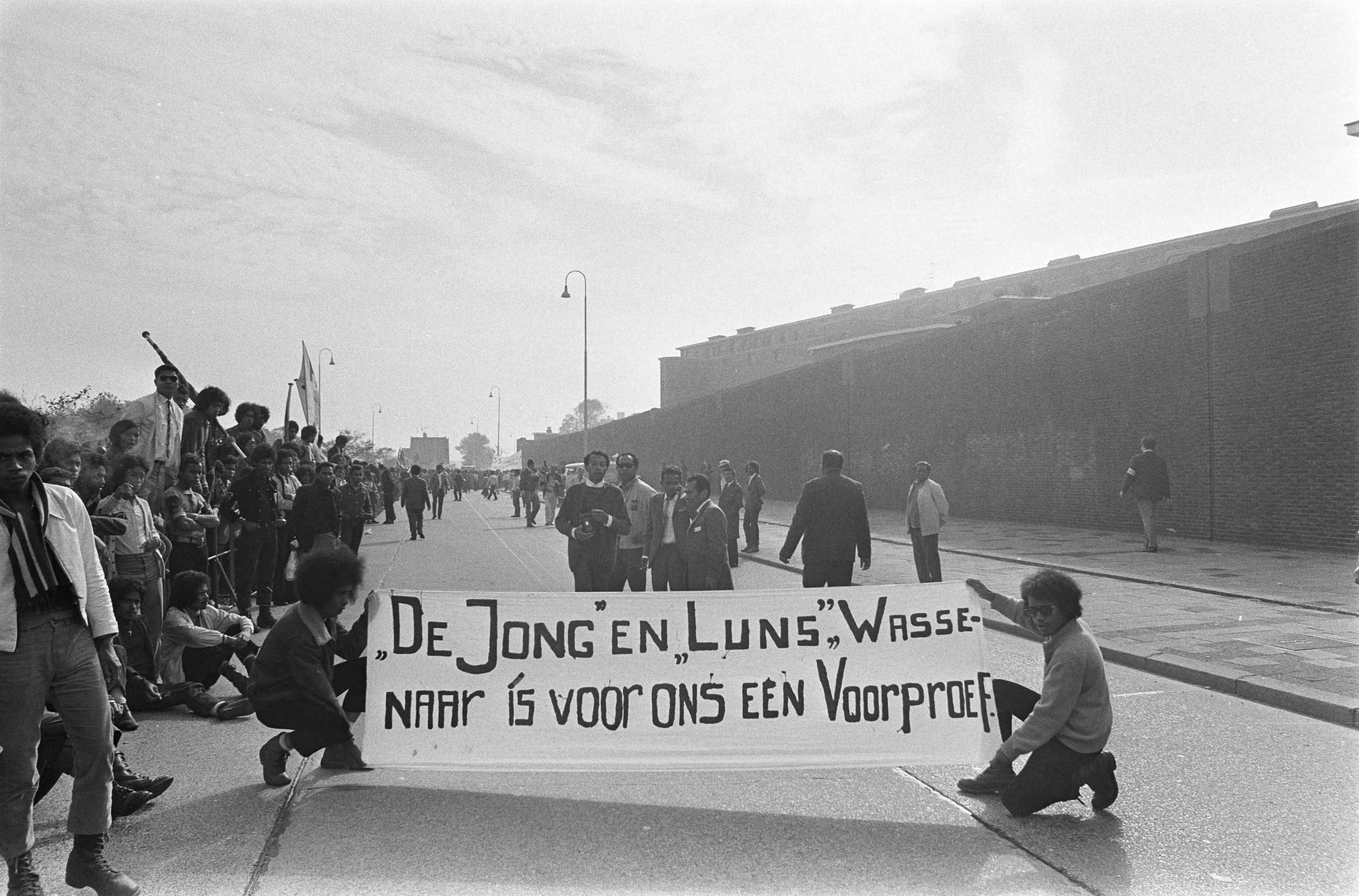 Fotocollectie Anefo — Demonstratie Zuid-Molukkers in Den Haag — Foto: Mieremet, Rob / Anefo. Licentie: Set B: Rechtenvrij / Publiek Domein. Bron: Nationaal Archief. http://hdl.handle.net/10648/aba4c85c-d0b4-102d-bcf8-003048976d84