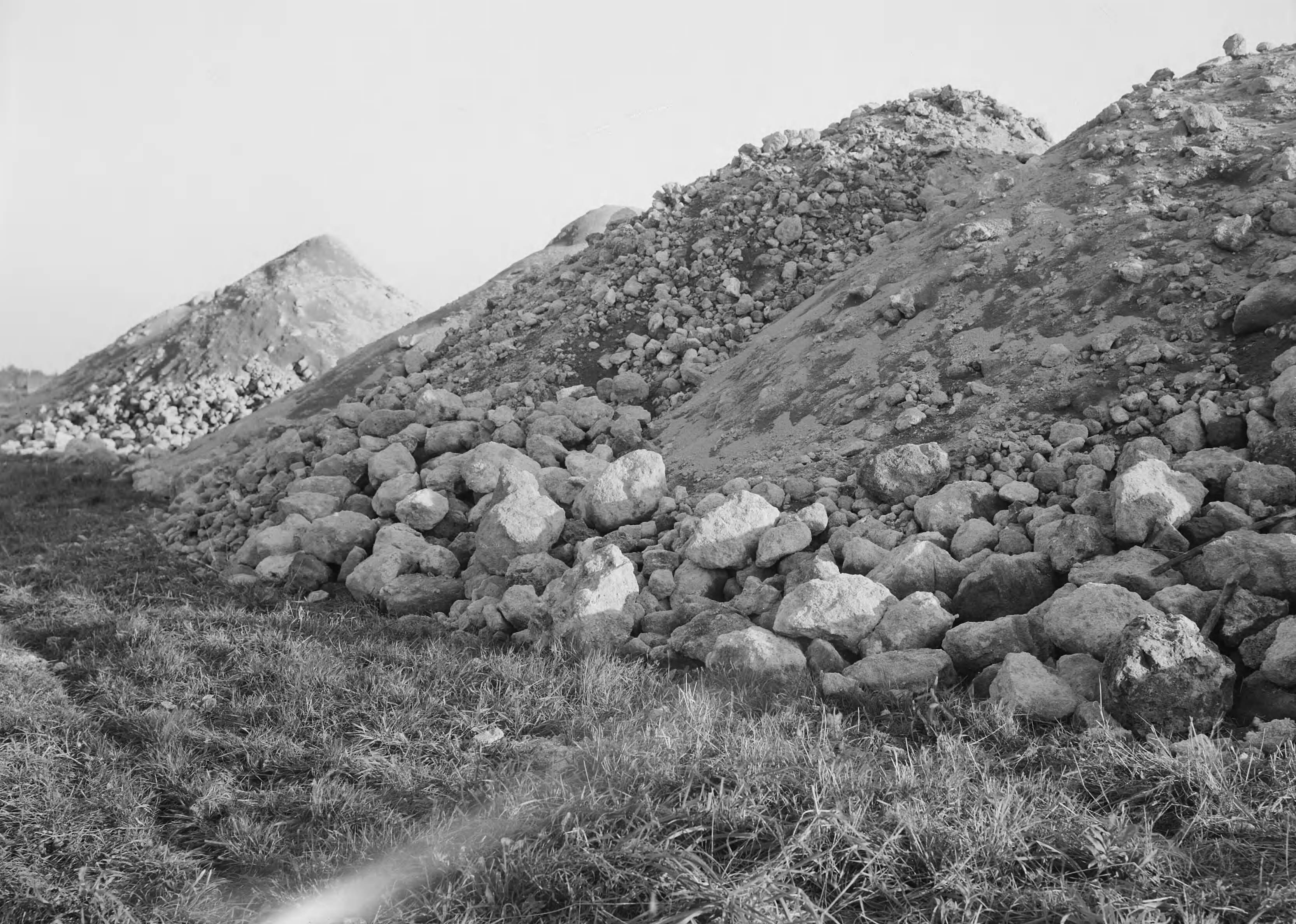 Fotocollectie Nederlandse Heidemaatschappij — Berg van slakkenzand bij sportveld gem. Groningen — Foto: Nijhof, [...] / Heidemij. Licentie: Set B: Rechtenvrij / Publiek Domein. Bron: Nationaal Archief. http://hdl.handle.net/10648/ae6f839c-d0b4-102d-bcf8-003048976d84