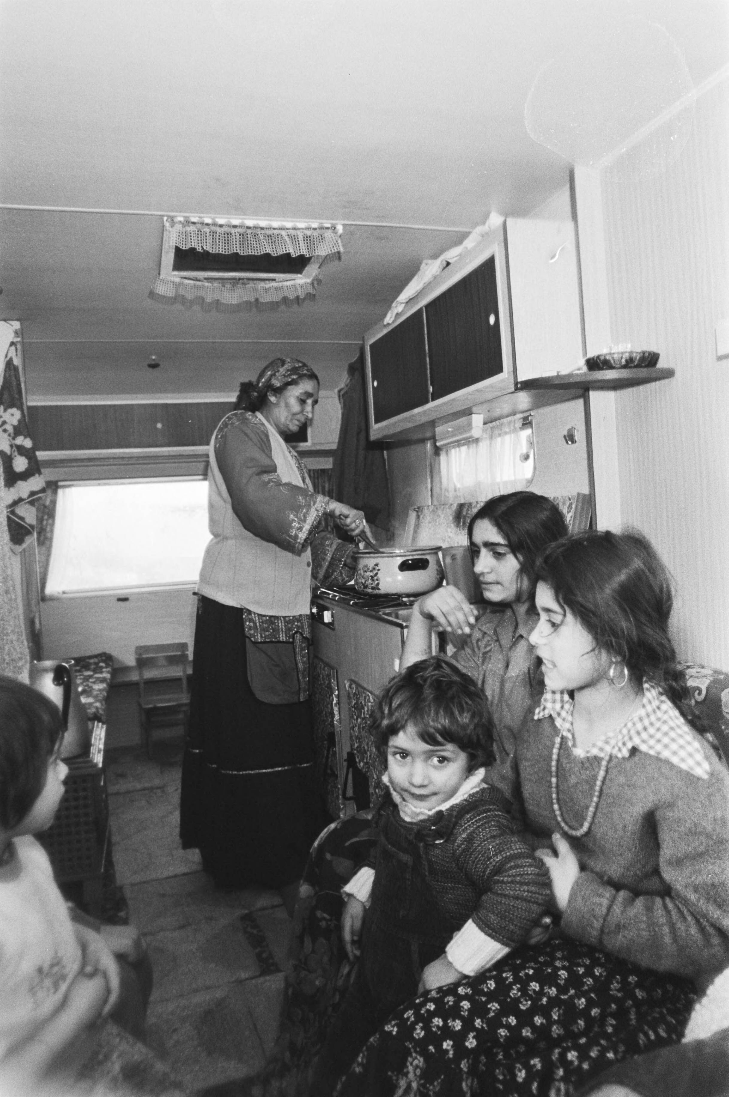 Fotocollectie Anefo — Momenteel verblijft er in de omgeving van Almere een groep zigeuners die in afwachting zijn of zij daar mogen blijven — Foto: Dijk, Hans van / Anefo. Licentie: Set B: Rechtenvrij / Publiek Domein. Bron: Nationaal Archief. http://hdl.handle.net/10648/acf11fa8-d0b4-102d-bcf8-003048976d84