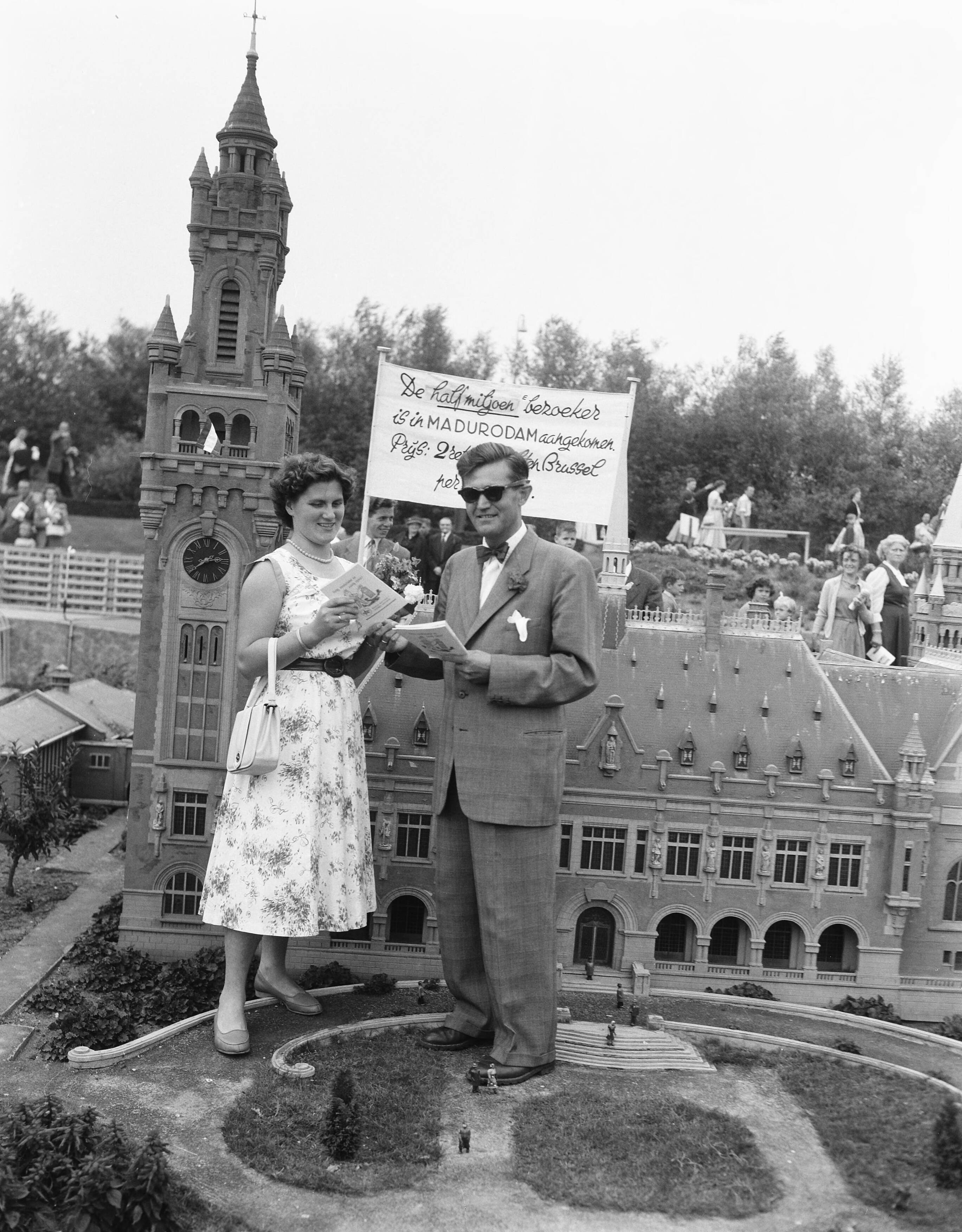 Fotocollectie Anefo — Mej. D. Stoelinga uit Den Haag was de 500.000ste bezoekster van Madurodam. Rechts de directeur van Madurodam ,G.G. Jungerius. De 23-jarige bezoekster won 2 retourtickets voor een vliegreis naar Brussel — Foto: Pot, Harry / Anefo. Licentie: Set B: Rechtenvrij / Publiek Domein. Bron: Nationaal Archief. http://hdl.handle.net/10648/a966e1f6-d0b4-102d-bcf8-003048976d84