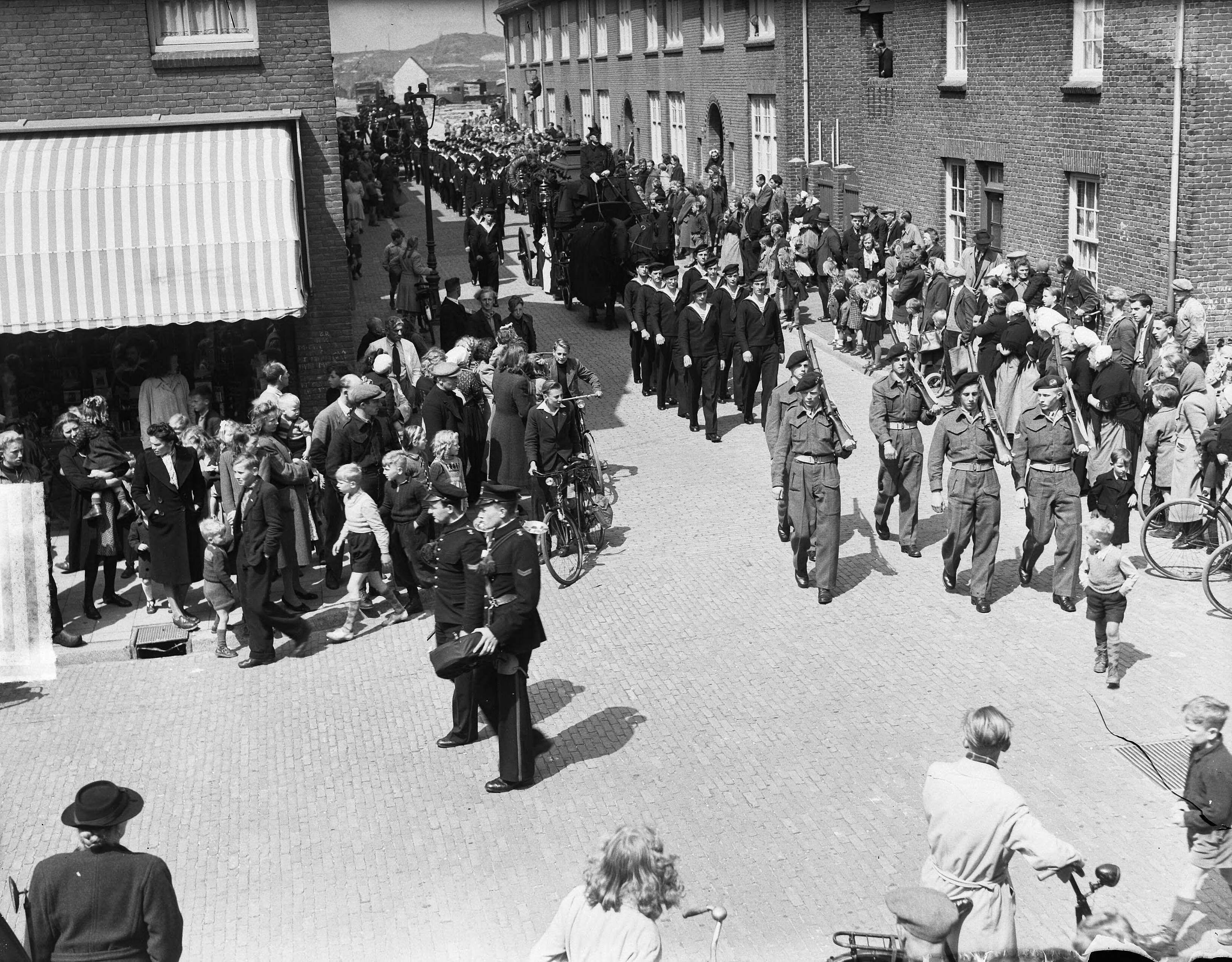 Fotocollectie Anefo — Begrafenis matroos O. V. W. Spaans te Den Haag — Foto: Oorschot, […] van / Anefo. Licentie: Set B: Rechtenvrij / Publiek Domein. Bron: Nationaal Archief. http://hdl.handle.net/10648/a8c7a56e-d0b4-102d-bcf8-003048976d84