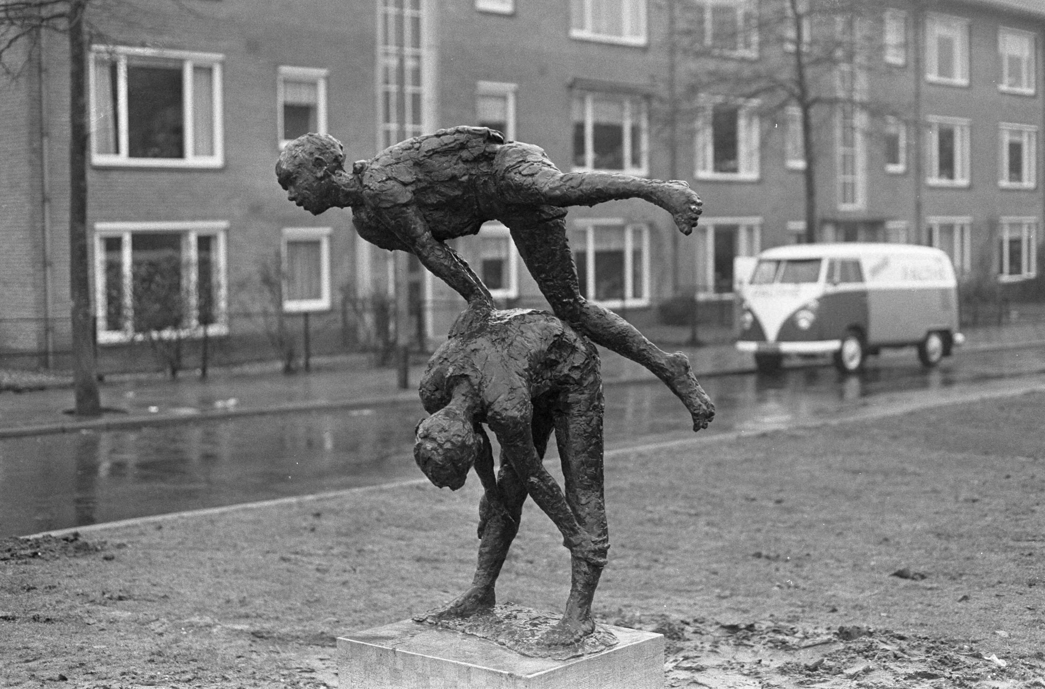 Fotocollectie Anefo — Opdracht Bayens, beeld "Bokspringende jongens" te Hilversum, Bosdrift — Foto: Kroon, Ron / Anefo. Licentie: Set B: Rechtenvrij / Publiek Domein. Bron: Nationaal Archief. http://hdl.handle.net/10648/ab07b95e-d0b4-102d-bcf8-003048976d84