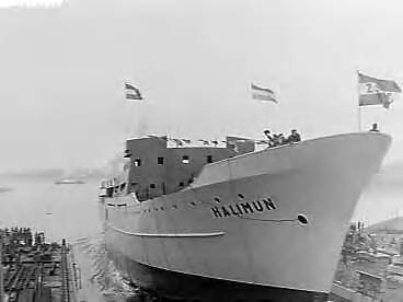 Fotocollectie Anefo — Tewaterlating van de Indonesische veerboot "Halimun" bij de Zaanlandse Scheepsbouwmaatschappij te Zaandam. De doopplechtigheid werd verricht door mevr. R.A.S. Martonegro — Foto: Bilsen, Joop van / Anefo. Licentie: Set B: Rechtenvrij / Publiek Domein. Bron: Nationaal Archief. http://hdl.handle.net/10648/a9894688-d0b4-102d-bcf8-003048976d84