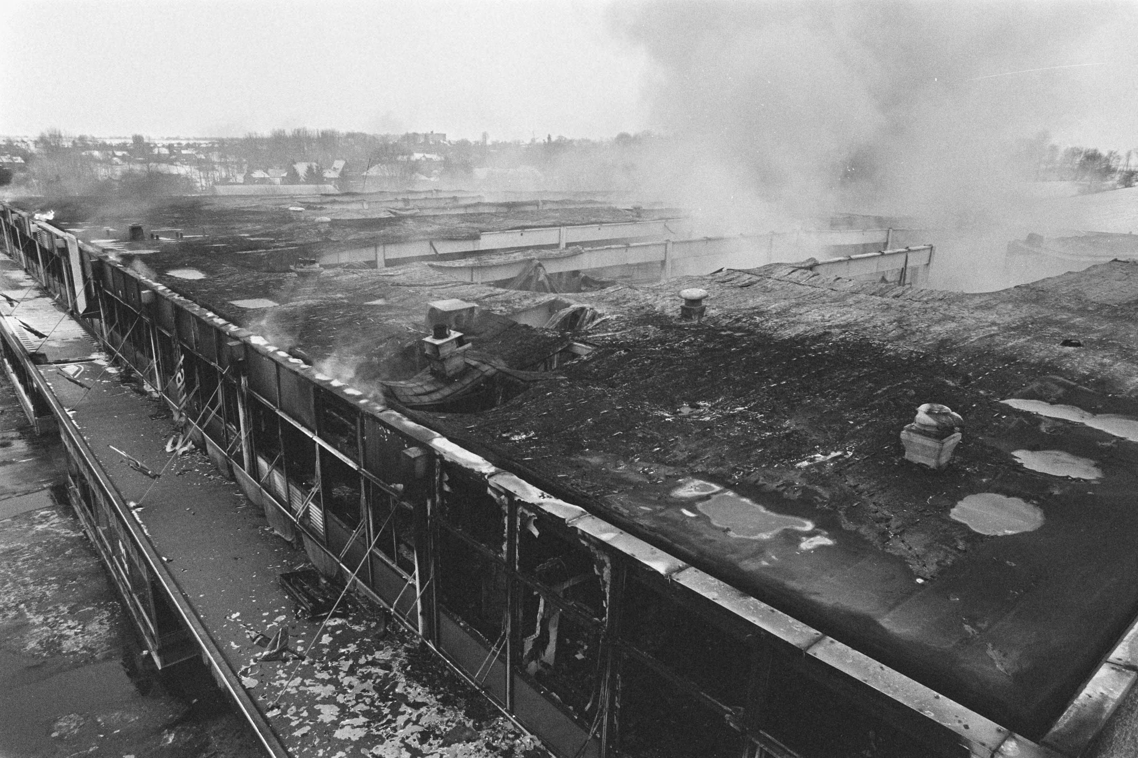 Fotocollectie Anefo — Brand in vestiging Makro in Nuth in Limburg — Foto: Bogaerts, Rob / Anefo. Licentie: Set B: Rechtenvrij / Publiek Domein. Bron: Nationaal Archief. http://hdl.handle.net/10648/ad5b533c-d0b4-102d-bcf8-003048976d84