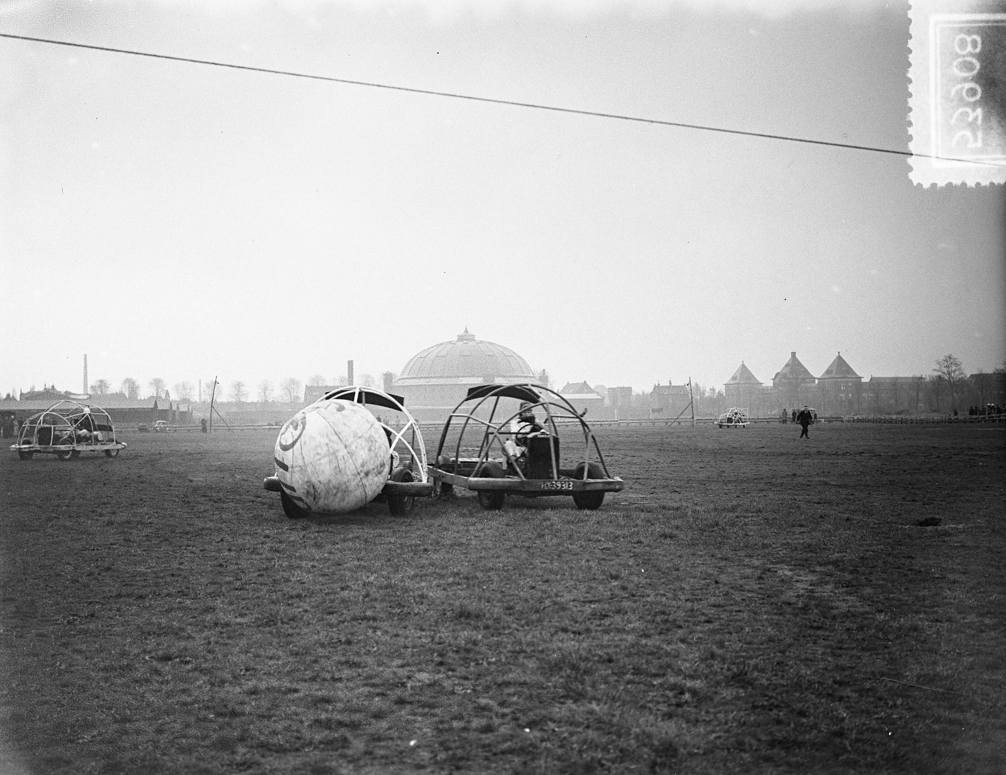 Fotocollectie Anefo — Auto- en motorpolowedstrijden te Breda — Foto: Bilsen, Joop van / Anefo. Licentie: Set B: Rechtenvrij / Publiek Domein. Bron: Nationaal Archief. http://hdl.handle.net/10648/a901ff5c-d0b4-102d-bcf8-003048976d84