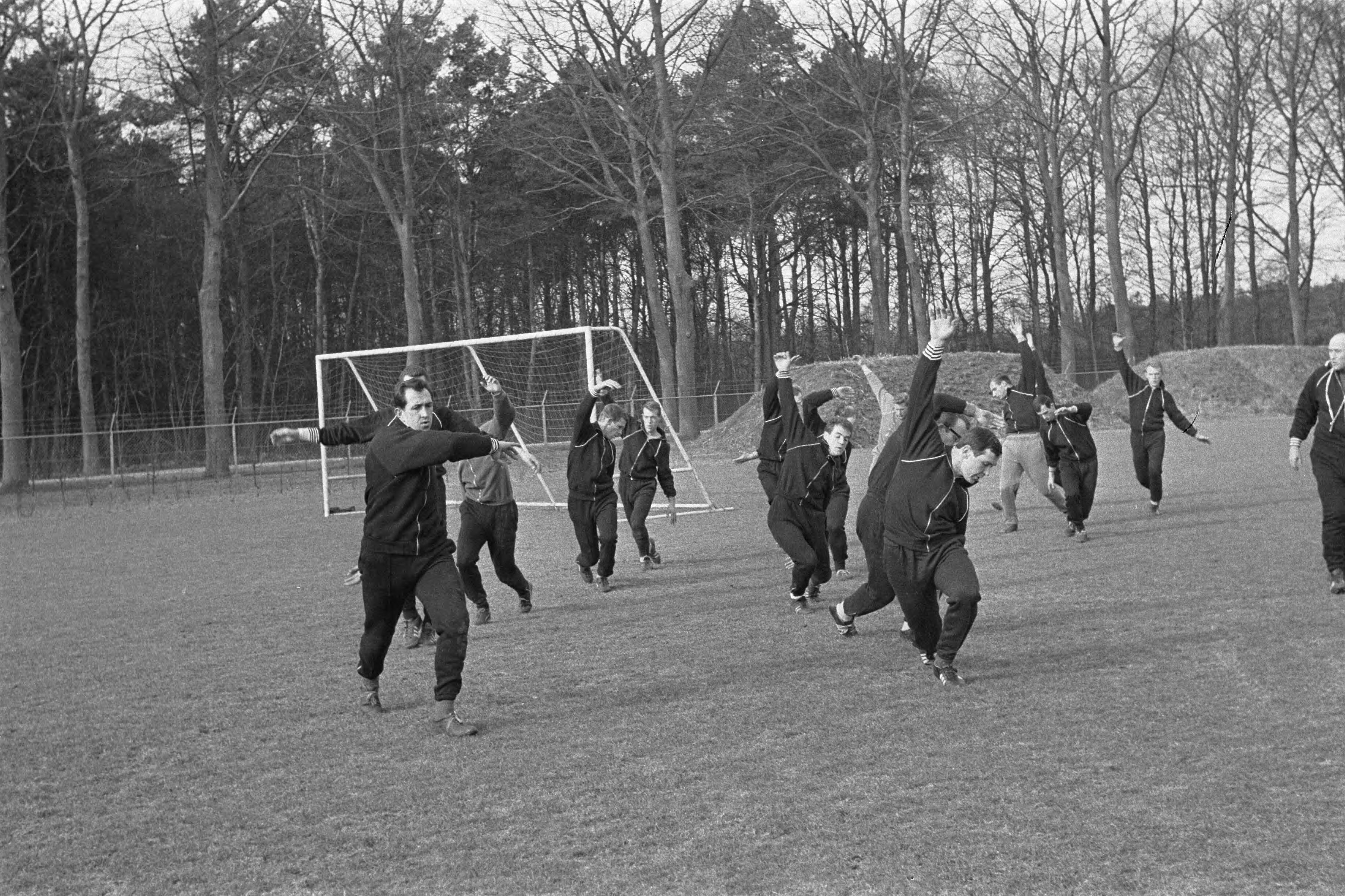 Fotocollectie Anefo — Training Nederlands elftal, v.l.n.r. Pieters Graafland, Haak, Petersen, Muller, Van Wissen, Veldhoen, Moulijn en Nuninga maken de spieren soepel, Rechts bondscoach Elek Schwartz — Foto: Koch, Eric / Anefo. Licentie: Set B: Rechtenvrij / Publiek Domein. Bron: Nationaal Archief. http://hdl.handle.net/10648/aa5f7884-d0b4-102d-bcf8-003048976d84