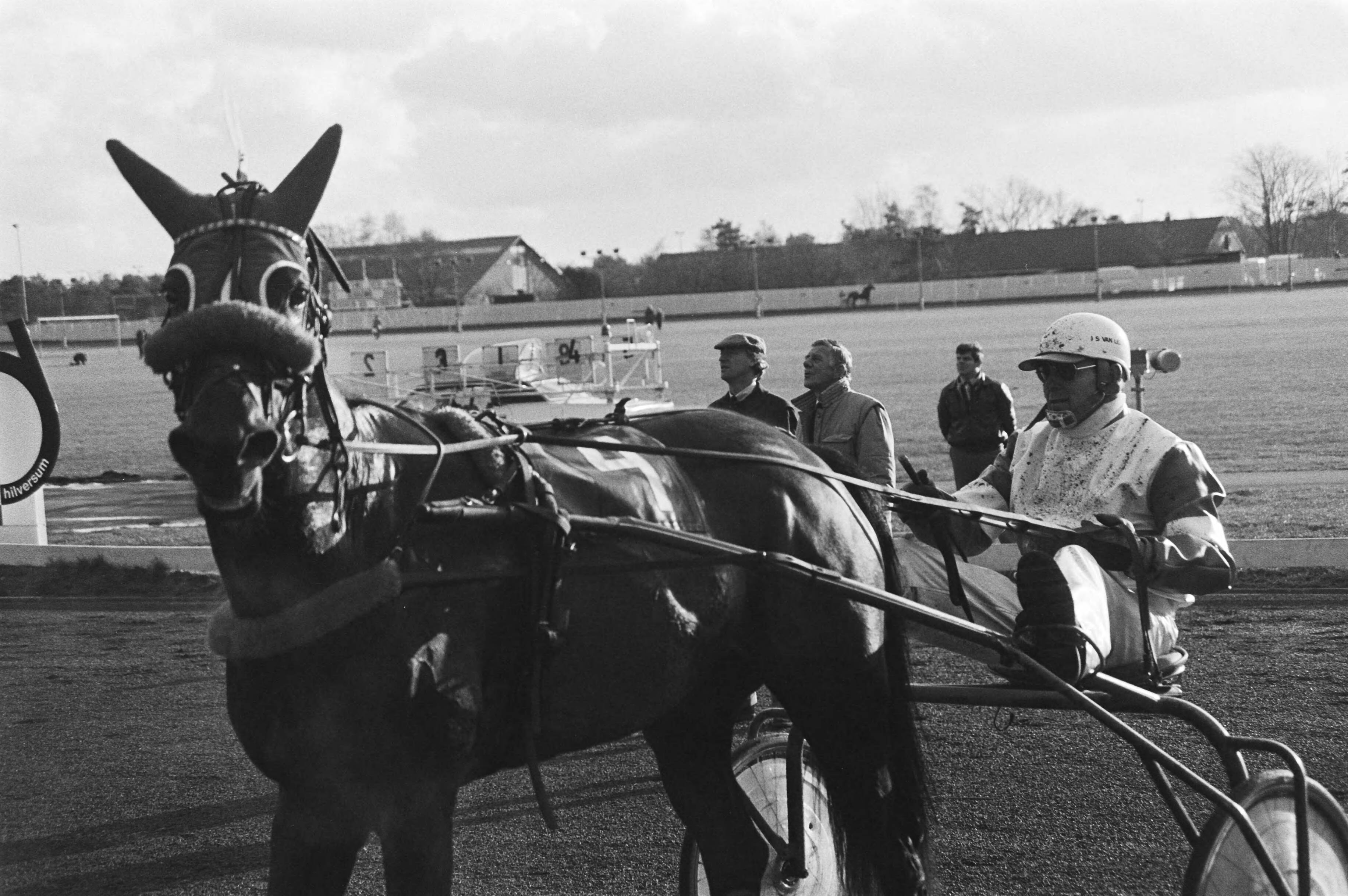 Fotocollectie Anefo — Hilversum, draverij om de Grote Kerstprijs, nummer 4 Hermin du Venet met Van Leeuwen winnaar van de tweede manch — Foto: Dijk, Hans van / Anefo. Licentie: Set B: Rechtenvrij / Publiek Domein. Bron: Nationaal Archief. http://hdl.handle.net/10648/acf11b34-d0b4-102d-bcf8-003048976d84