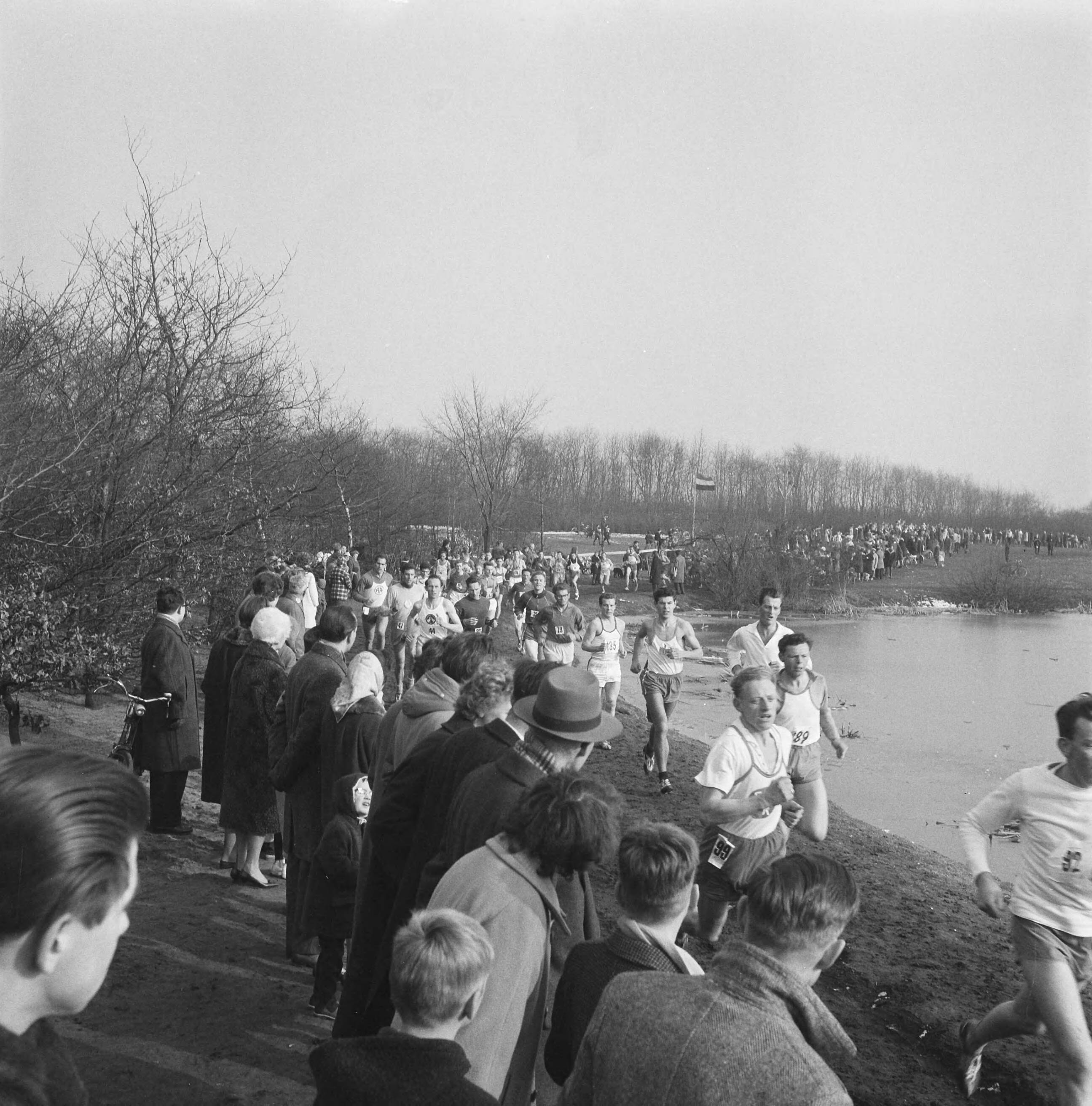 Fotocollectie Anefo — 1200m "Maple Leaf" veldloop in Hilversum. Gerda Kraan (nummer 3) . Tijd: 4.31.2 — Foto: Nijs, Jac. de / Anefo. Licentie: Set B: Rechtenvrij / Publiek Domein. Bron: Nationaal Archief. http://hdl.handle.net/10648/a9fbb33a-d0b4-102d-bcf8-003048976d84