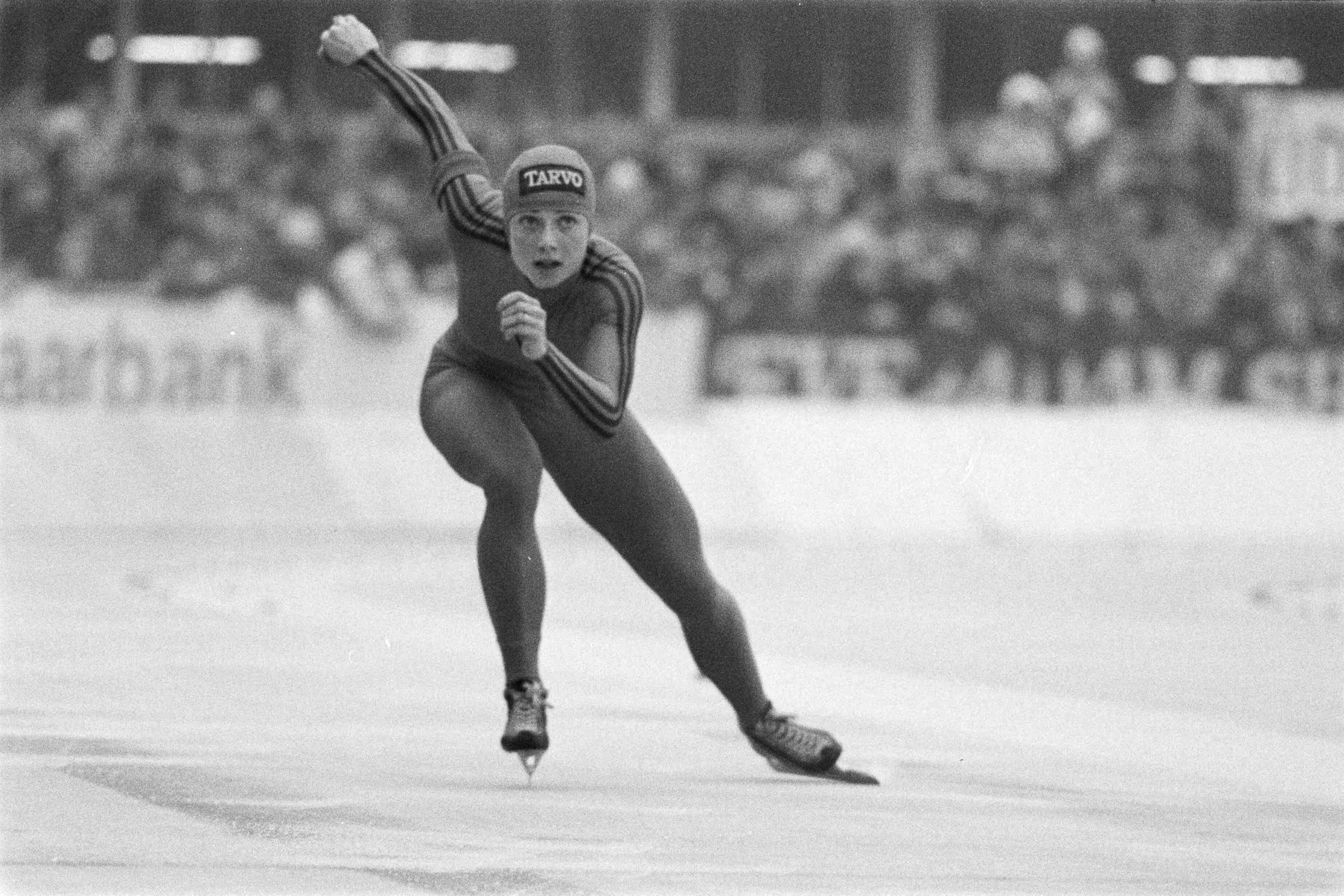 Fotocollectie Anefo — NK schaatsen in Groningen; Ria Visser in actie — Foto: Bogaerts, Rob / Anefo. Licentie: Set B: Rechtenvrij / Publiek Domein. Bron: Nationaal Archief. http://hdl.handle.net/10648/ad32babc-d0b4-102d-bcf8-003048976d84