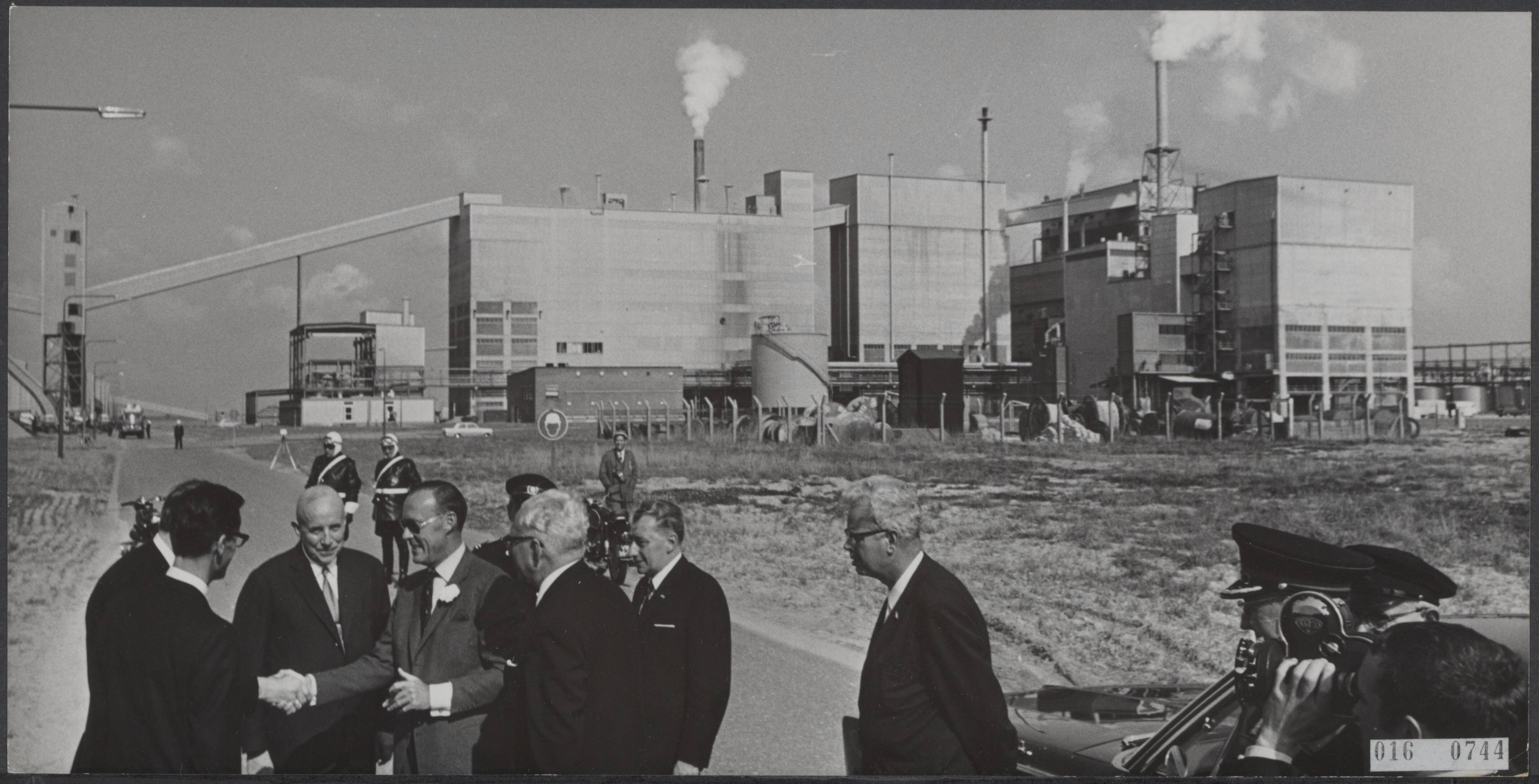Fotocollectie Elsevier Binnenland — Prins Bernhard arriveerde per helicopter in Vlissingen, waar hij o.a. Hoechst Vlissingen N.V. heeft geopend. Prins Bernhard bij aankomst op het terrein waar hij verwelkomd werd door prof. dr. ing. Winnacker, voorzitter van het bestuur van Farbwerke Hoechst A.G. — Foto: Nijs, Jac. de / Anefo. Licentie: Set B: Rechtenvrij / Publiek Domein. Bron: Nationaal Archief. http://hdl.handle.net/10648/adba4cf2-d0b4-102d-bcf8-003048976d84