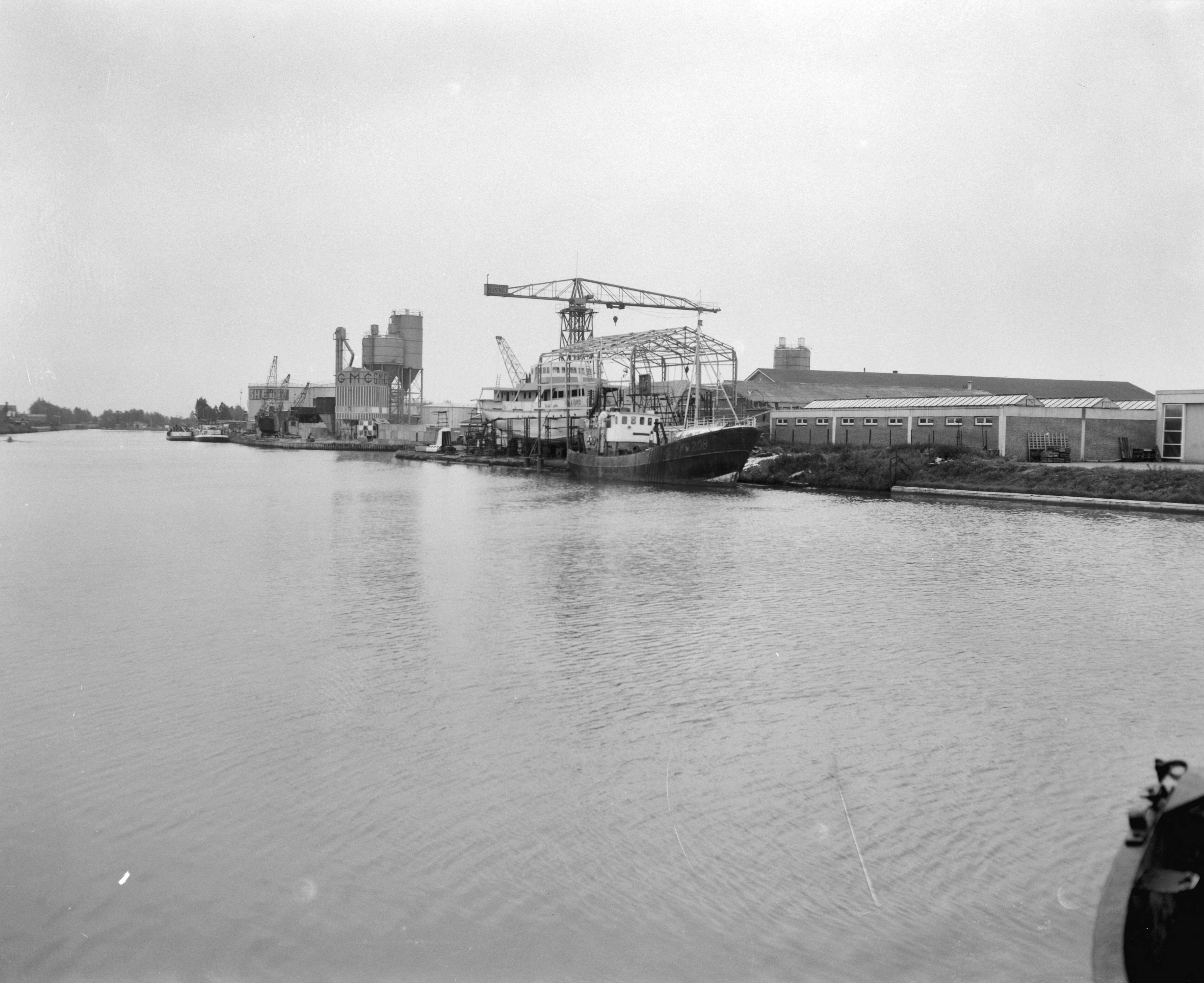 Fotocollectie Anefo — Gasbel te Slochteren. Werkzaamheden van de Nederlandse Gasunie — Foto: Bilsen, Joop van / Anefo. Licentie: Set B: Rechtenvrij / Publiek Domein. Bron: Nationaal Archief. http://hdl.handle.net/10648/aa3af1ee-d0b4-102d-bcf8-003048976d84