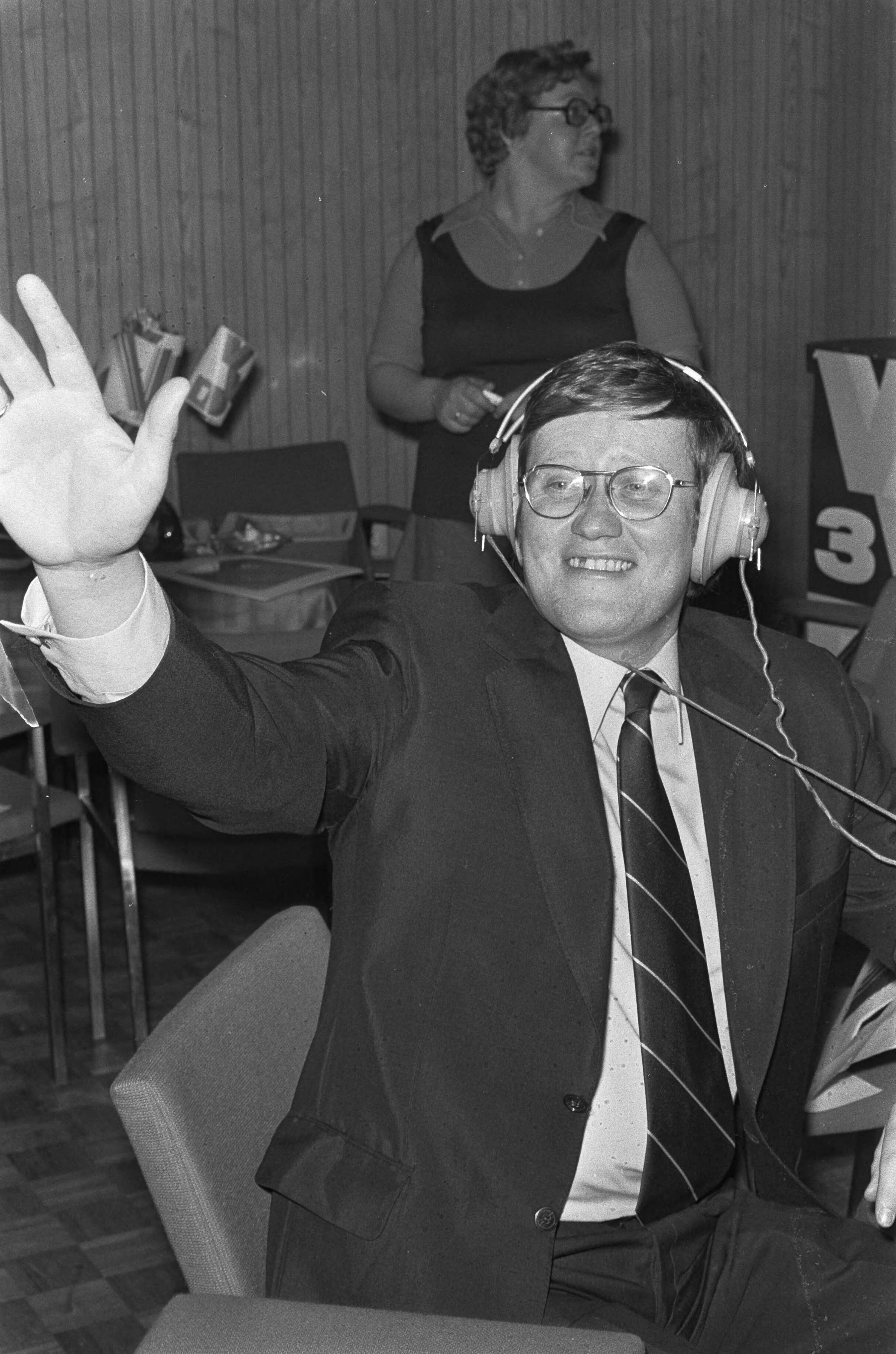 Fotocollectie Anefo — Hans Wiegel VVD in Den Haag tijdens de uitslagen in het Congresgebouw — Foto: Peters, Hans / Anefo. Licentie: Set B: Rechtenvrij / Publiek Domein. Bron: Nationaal Archief. http://hdl.handle.net/10648/ac46cd32-d0b4-102d-bcf8-003048976d84