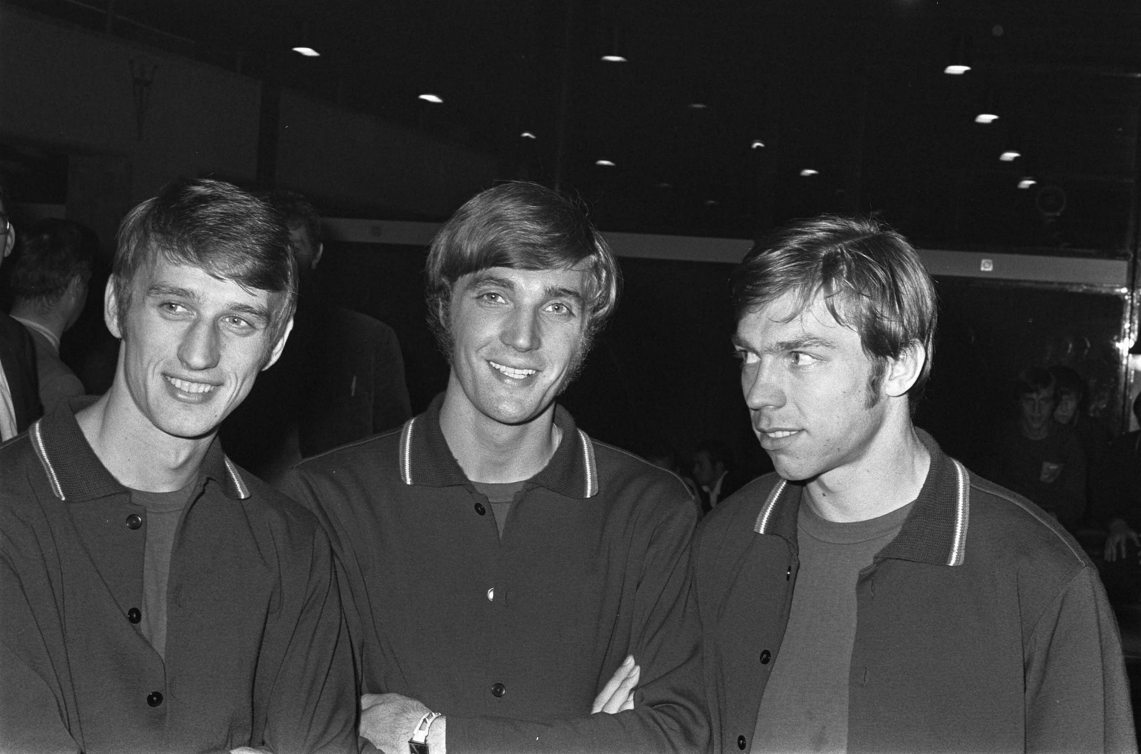 Fotocollectie Anefo — Nederlands elftal in het trainingscentrum te Zeist voor de wedstrijd tegen Engeland. Rudi Krol midden, links Rensenbrink en rechts J. Mulder — Foto: Evers, Joost / Anefo. Licentie: Set B: Rechtenvrij / Publiek Domein. Bron: Nationaal Archief. http://hdl.handle.net/10648/ab7fed3e-d0b4-102d-bcf8-003048976d84