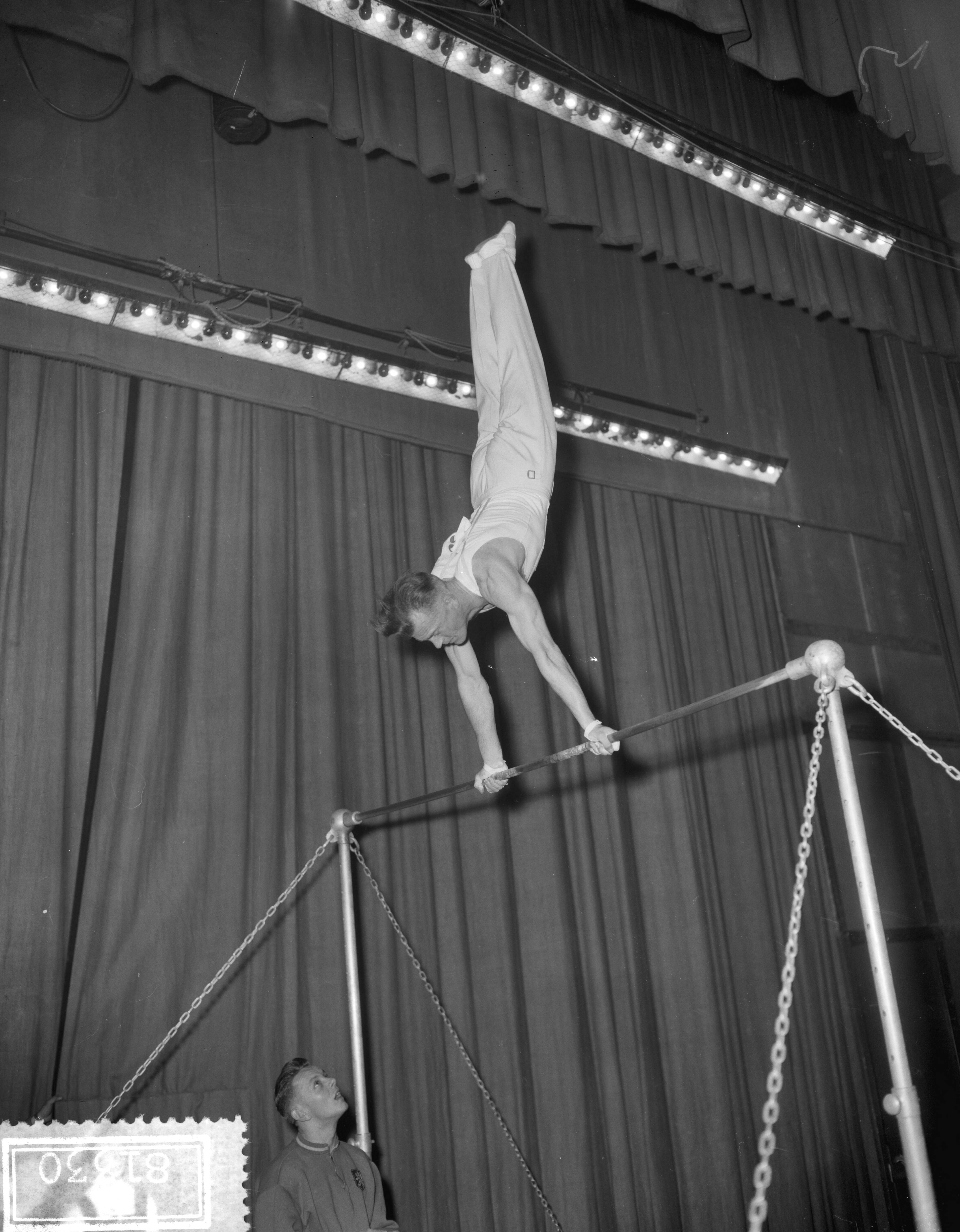 Fotocollectie Anefo — Landen-turnwedstrijd Nederland tegen België in Den Haag. Klaas Boot , kampioen van Nederland — Foto: Bilsen, Joop van / Anefo. Licentie: Set B: Rechtenvrij / Publiek Domein. Bron: Nationaal Archief. http://hdl.handle.net/10648/a952731a-d0b4-102d-bcf8-003048976d84
