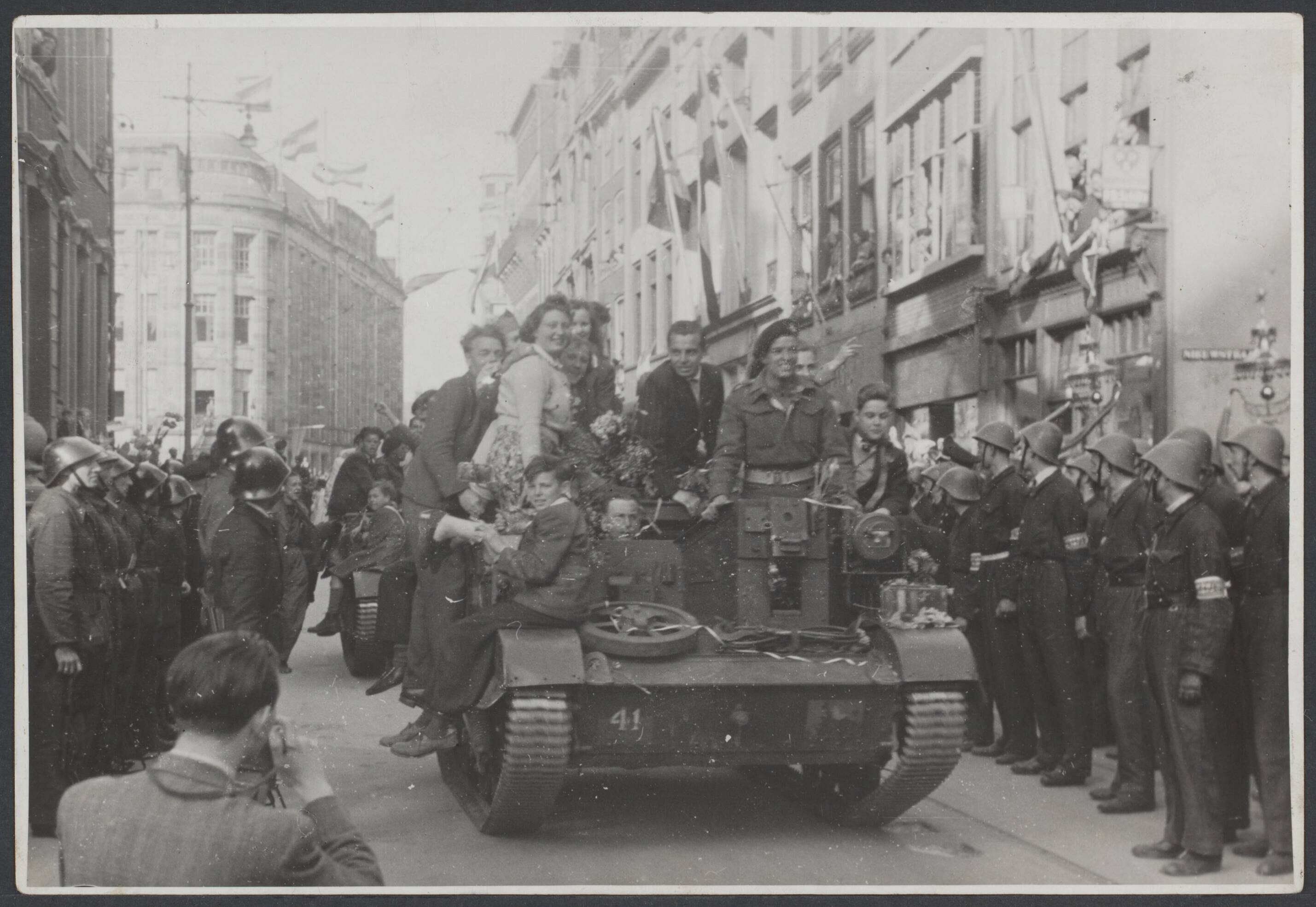 Bevrijding 's Gravenhage (Den Haag) — De Binnenlandse Strijdkrachten aan de kant bij de intocht van de Canadese troepen in Den Haag bij de bevrijding aan het eind van de Tweede Wereldoorlog, 8 mei 1945. — Foto: Wal, J.Th. A. van der / Spaarnestad. Licentie: Set B: Rechtenvrij / Publiek Domein. Bron: Nationaal Archief. http://hdl.handle.net/10648/75d91b5c-4748-7e2d-2c70-82b39569e9c4