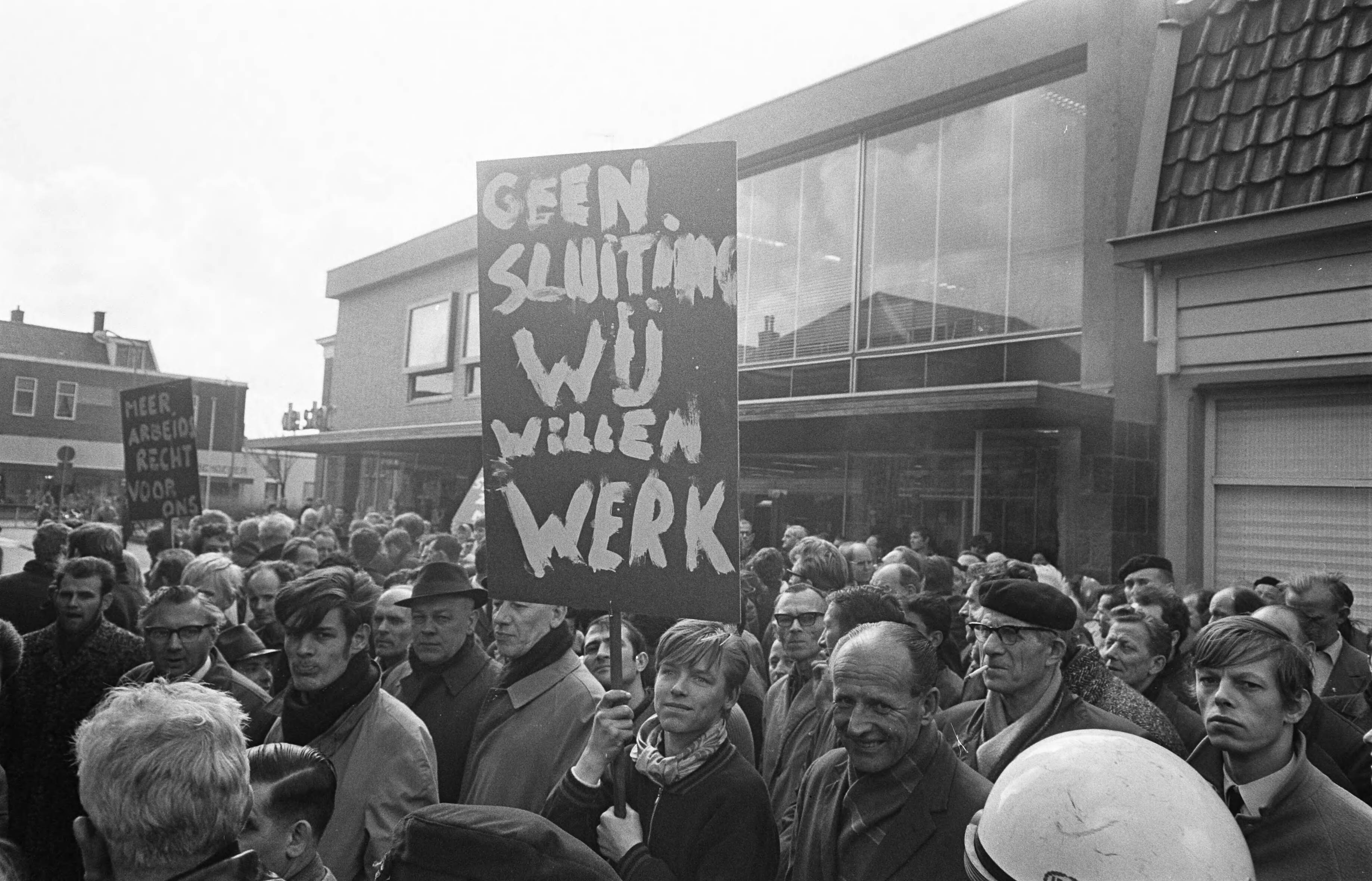 Fotocollectie Anefo — Arbeiders demonstreren tegen de voorgenomen sluiting van fabriek van Thomassen en Drijver Verblifa demonstranten — Foto: Evers, Joost / Anefo. Licentie: Set B: Rechtenvrij / Publiek Domein. Bron: Nationaal Archief. http://hdl.handle.net/10648/ab65d9c6-d0b4-102d-bcf8-003048976d84