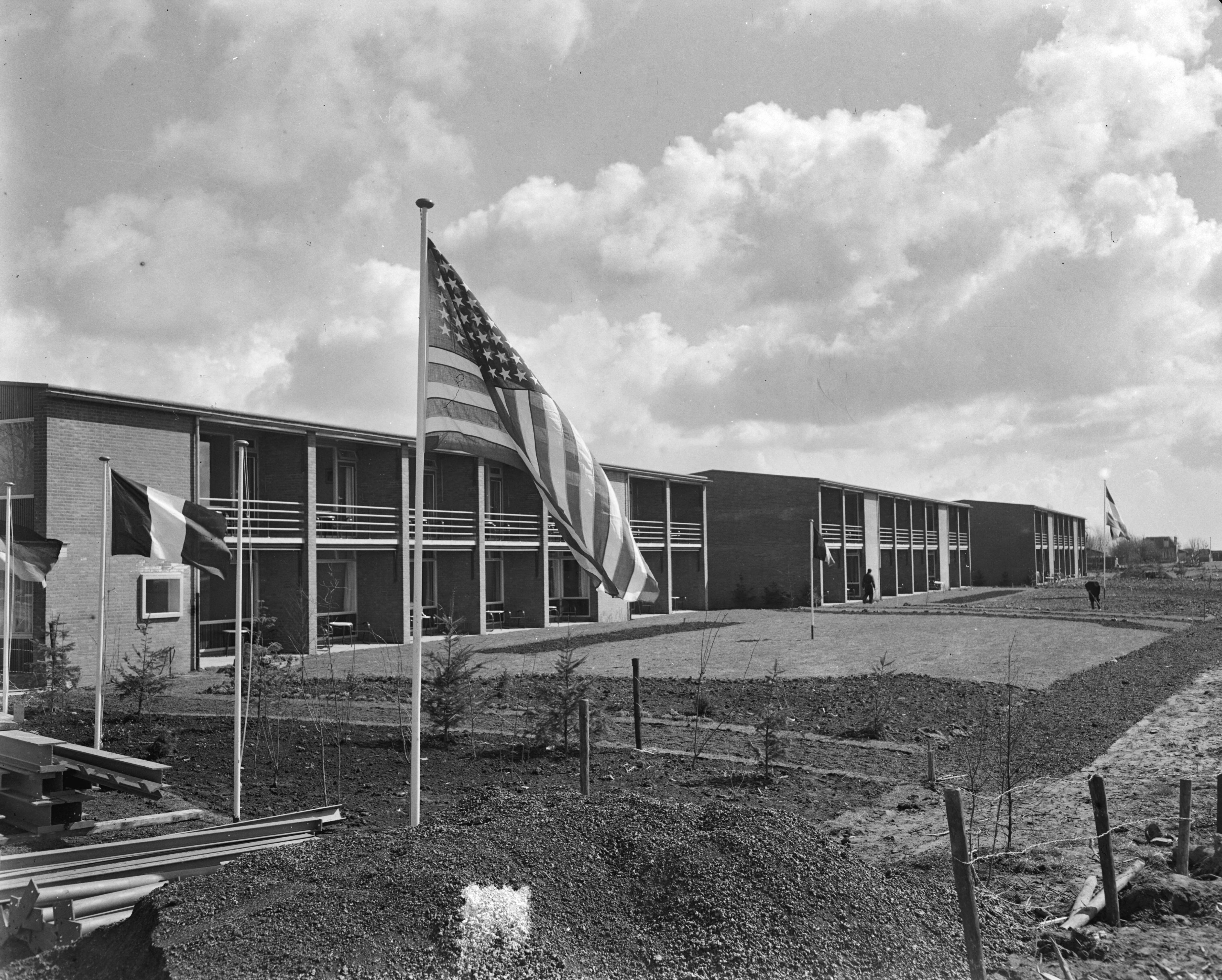 Fotocollectie Anefo — Motel "Hoornwijck" in Rijswijk, zal op 1 mei zijn deuren open. De vlag in top — Foto: Pot, Harry / Anefo. Licentie: Set B: Rechtenvrij / Publiek Domein. Bron: Nationaal Archief. http://hdl.handle.net/10648/a945c5de-d0b4-102d-bcf8-003048976d84