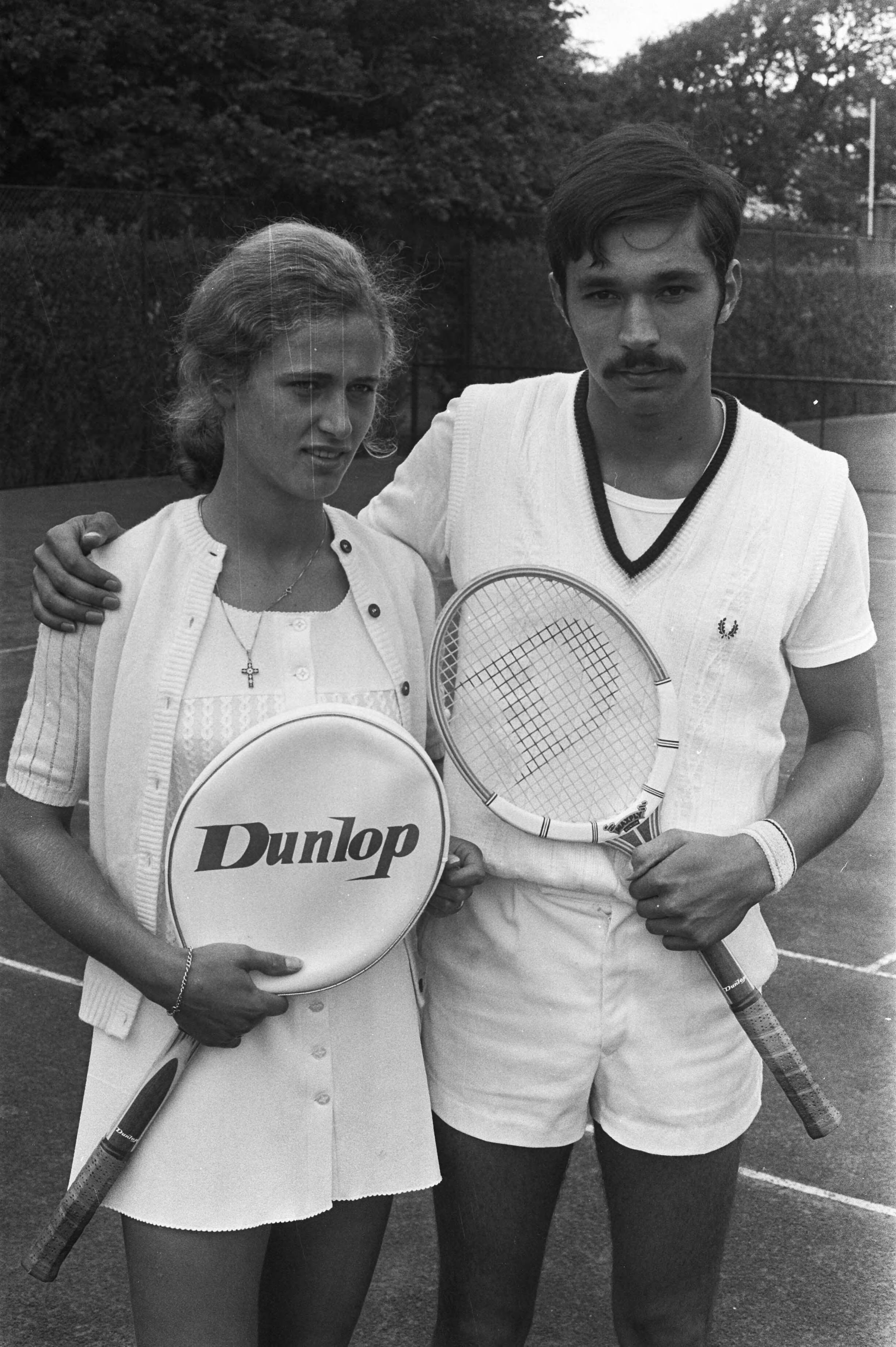 Fotocollectie Anefo — Nederlandse Tenniskampioenschappen te Scheveningen, Rolf Thung en Elly Appel (koppen) — Foto: Verhoeff, Bert / Anefo. Licentie: Set B: Rechtenvrij / Publiek Domein. Bron: Nationaal Archief. http://hdl.handle.net/10648/abf2d308-d0b4-102d-bcf8-003048976d84