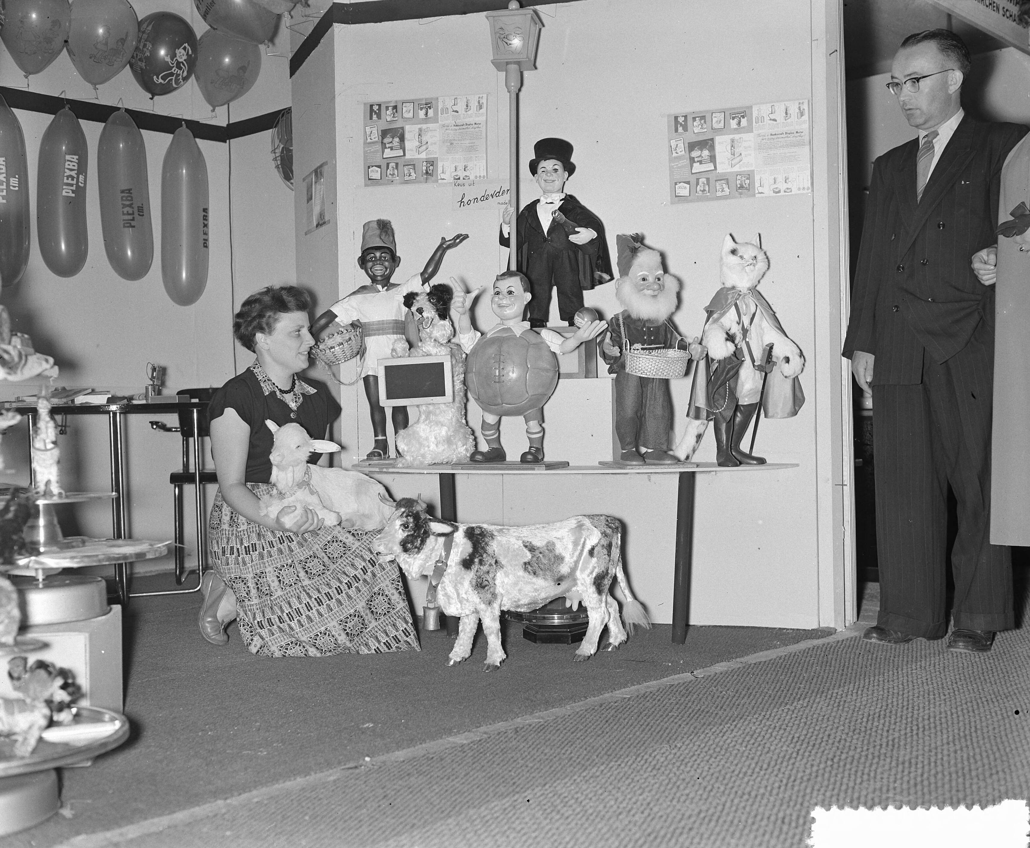 Fotocollectie Anefo — Najaarsbeurs Utrecht, speelgoedstand — Foto: Rossem, Wim van / Anefo. Licentie: Set B: Rechtenvrij / Publiek Domein. Bron: Nationaal Archief. http://hdl.handle.net/10648/a928f382-d0b4-102d-bcf8-003048976d84