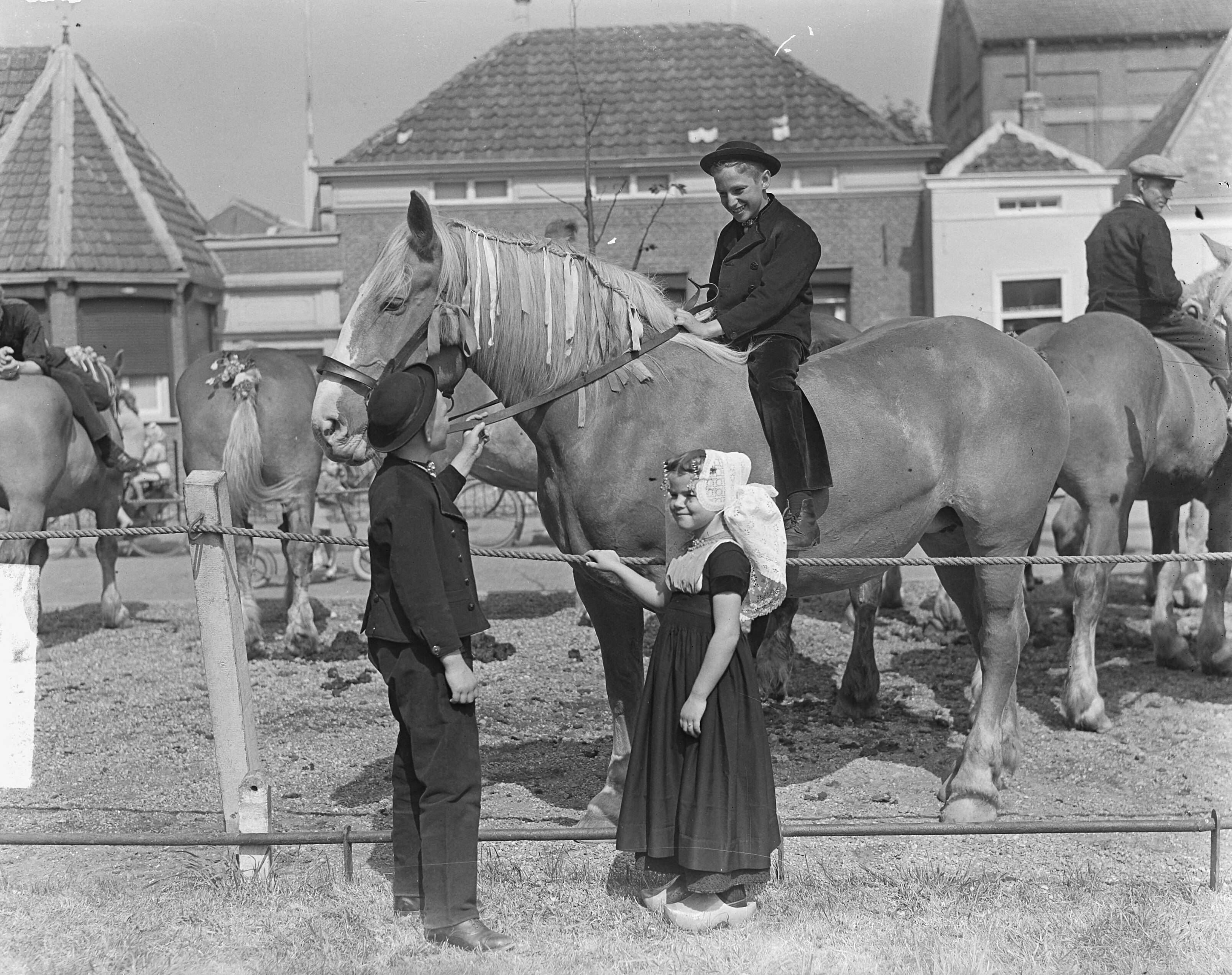 Fotocollectie Anefo — Ringsteken Middelburg — Foto: Noske, J.D. / Anefo. Licentie: Set B: Rechtenvrij / Publiek Domein. Bron: Nationaal Archief. http://hdl.handle.net/10648/a8cd1f6c-d0b4-102d-bcf8-003048976d84