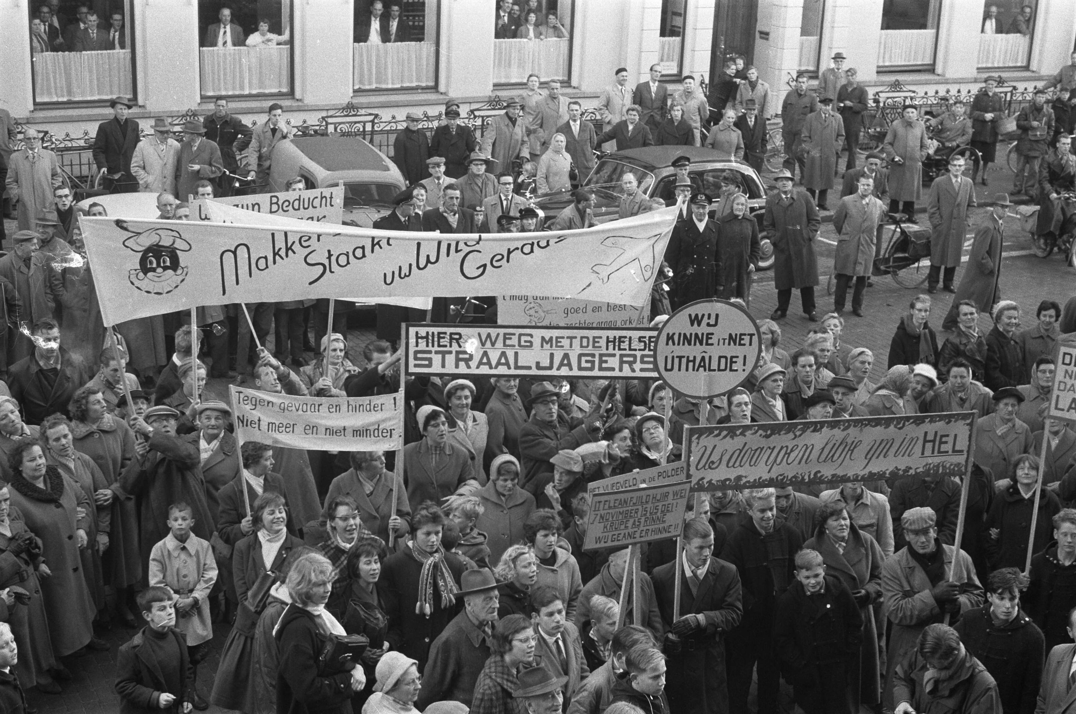 Fotocollectie Anefo — Protestdemonstratie tegen uitbreiding basis Leeuwarden. Protesterende bevolking voor het provinciehuis — Foto: Pot, Harry / Anefo. Licentie: Set B: Rechtenvrij / Publiek Domein. Bron: Nationaal Archief. http://hdl.handle.net/10648/a9be060c-d0b4-102d-bcf8-003048976d84