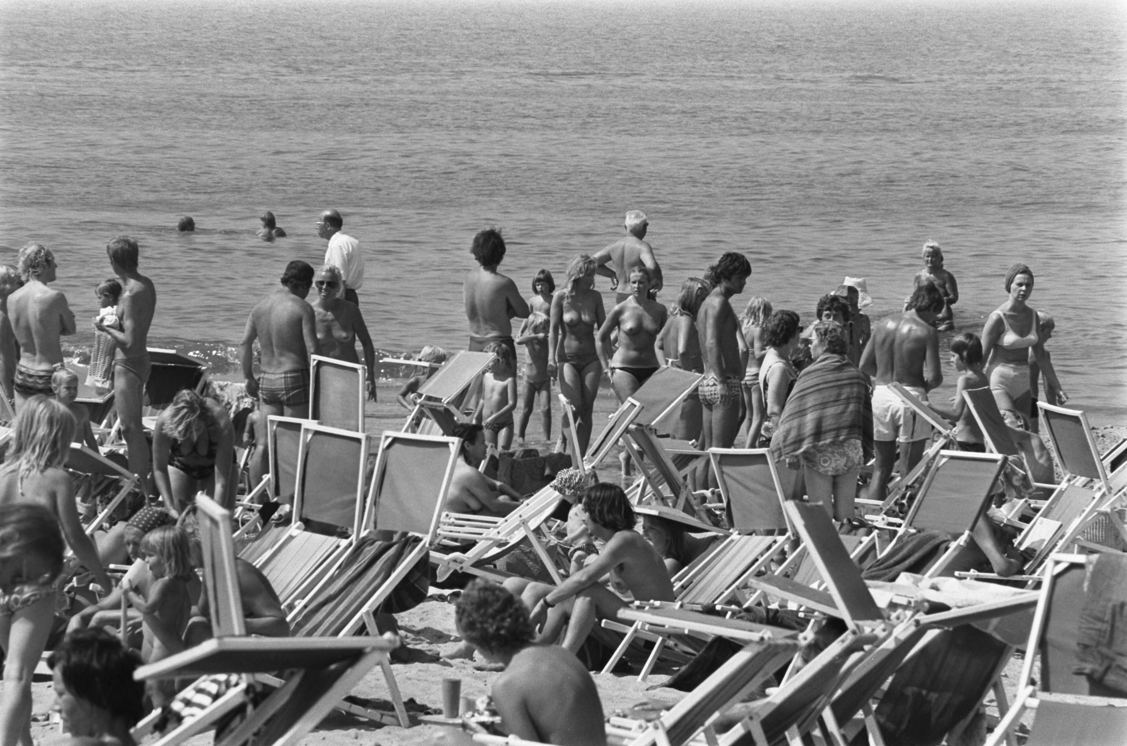 Warmste zomerdag — Badgasten aan het zonnebaden in de strandstoelen — Foto: Verhoeff, Bert / Anefo. Licentie: Set B: Rechtenvrij / Publiek Domein. Bron: Nationaal Archief. http://hdl.handle.net/10648/ac6ee182-d0b4-102d-bcf8-003048976d84