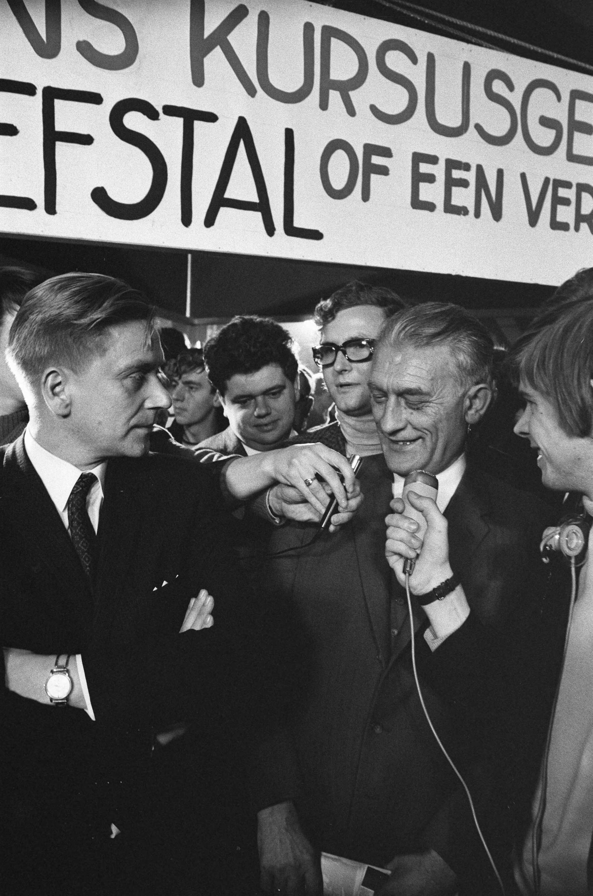 Fotocollectie Anefo — Demonstratie van Werkende Jongeren in Den Haag . Minister Veringa , Vonhoff (VVD, Tweede Kamerlid ) en minister Roolvink worden bestormd door journalisten — Foto: Verhoeff, Bert / Anefo. Licentie: Set B: Rechtenvrij / Publiek Domein. Bron: Nationaal Archief. http://hdl.handle.net/10648/ab7faa7c-d0b4-102d-bcf8-003048976d84
