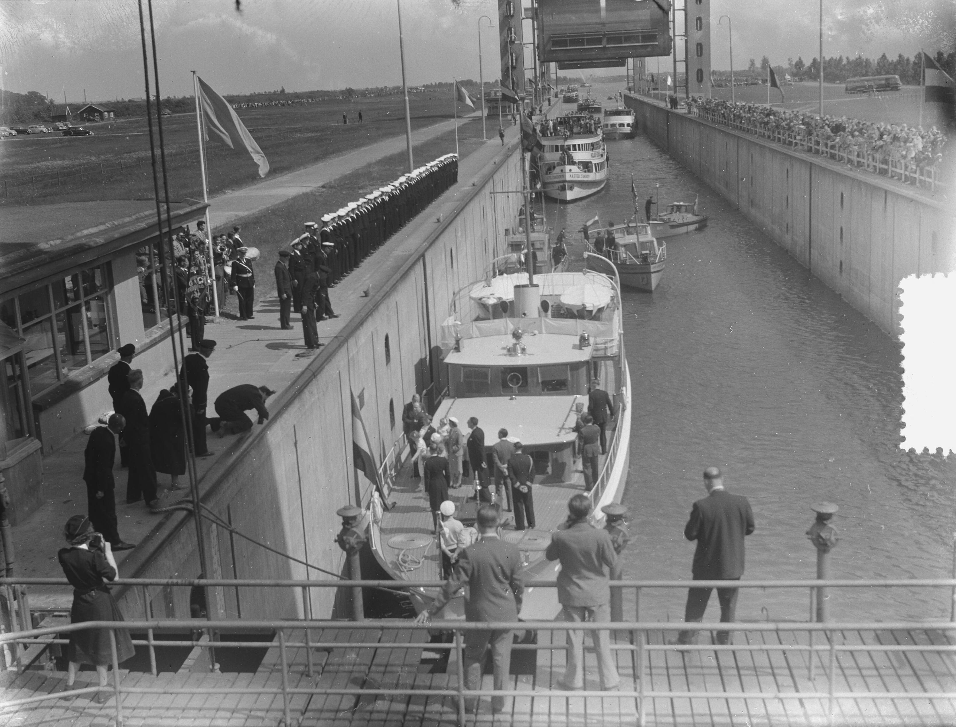 Fotocollectie Anefo — Opening Sluis in Tiel. Prinses Irene onthult vanaf de "Piet Hein" een plaquette — Foto: Bilsen, Joop van / Anefo. Licentie: Set B: Rechtenvrij / Publiek Domein. Bron: Nationaal Archief. http://hdl.handle.net/10648/a8fa3cea-d0b4-102d-bcf8-003048976d84