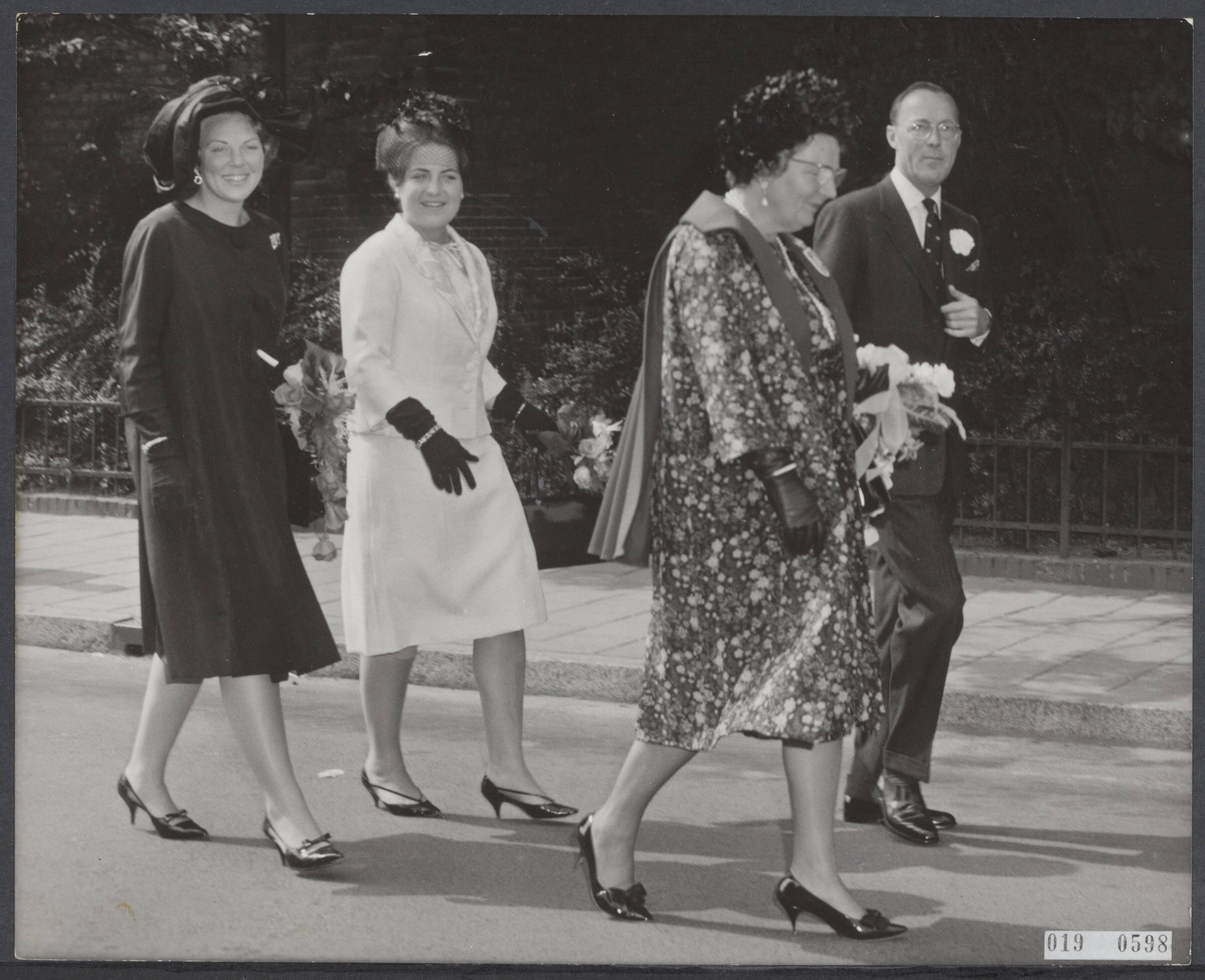 Fotocollectie Elsevier Binnenland — In de Martinikerk te Groningen is aan koningin Juliana een ere-doctoraat verleend. Na de promotie ging de koninklijke familie op weg naar het Academiegebouw — Foto: Fotograaf Onbekend / Anefo. Licentie: Set B: Rechtenvrij / Publiek Domein. Bron: Nationaal Archief. http://hdl.handle.net/10648/adc71284-d0b4-102d-bcf8-003048976d84