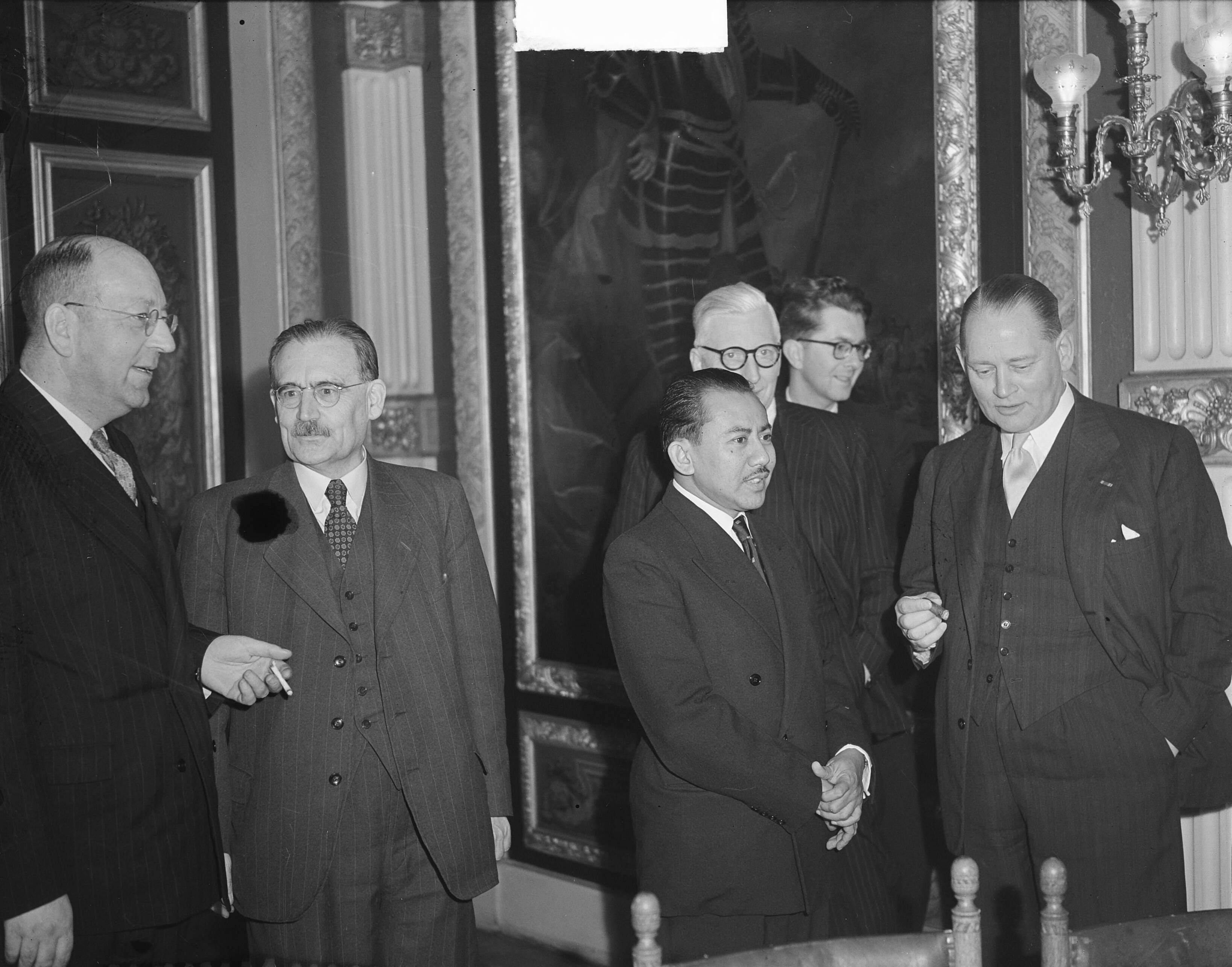Openingszitting van de Nieuw-Guinea conferentie in de Treveszaal in Den Haag — Openingszitting van de Nieuw-Guinea conferentie in de Treveszaal Den Haag. Vlnr. Van Maarseveen, Drees, Rum. Blom, ?, en Stikker — Foto: Noske, J.D. / Anefo. Licentie: Set B: Rechtenvrij / Publiek Domein. Bron: Nationaal Archief. http://hdl.handle.net/10648/a8e3133a-d0b4-102d-bcf8-003048976d84