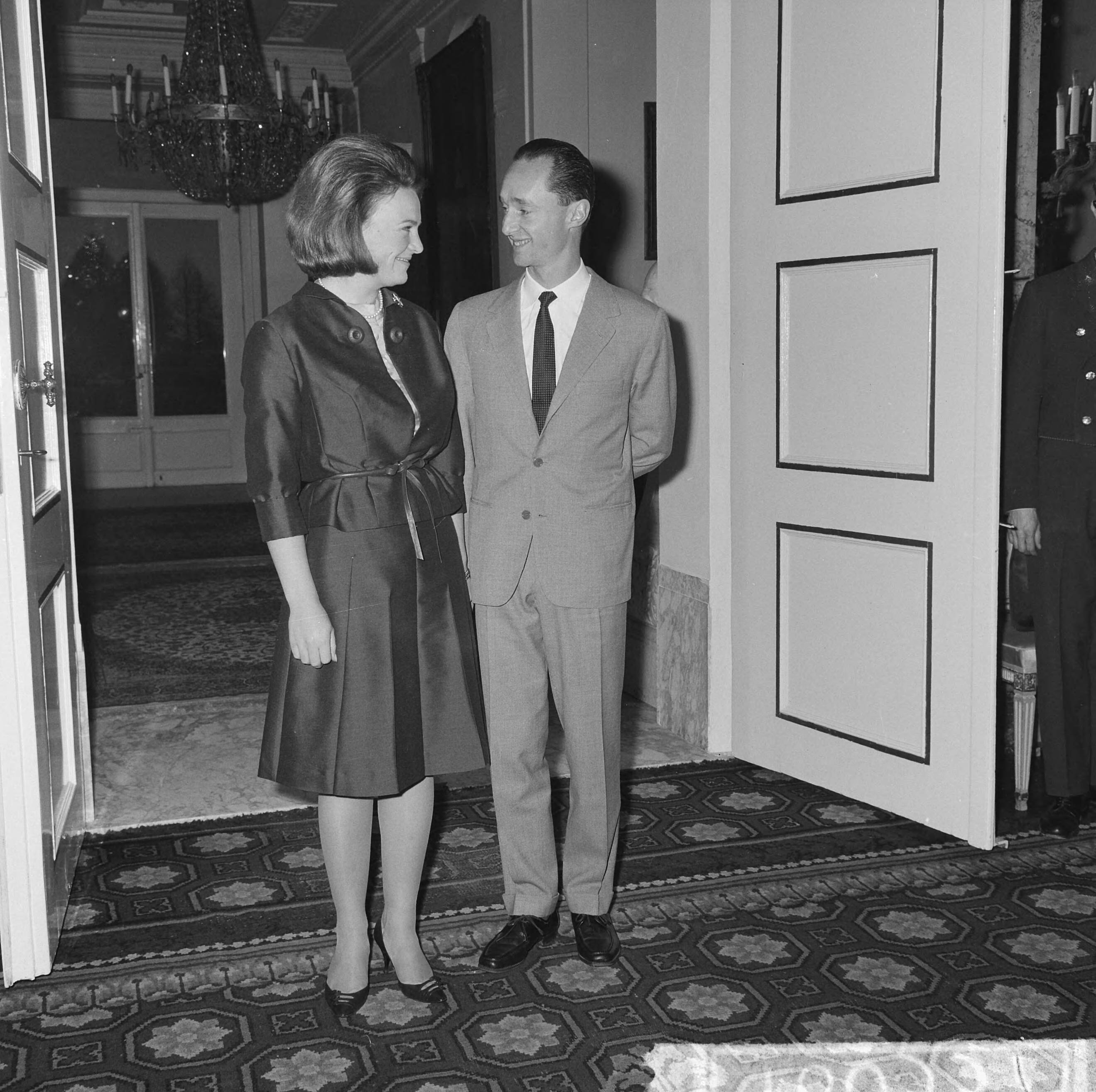 Verloving prinses Irene en prins Carel Hugo van Bourbon Parma — Prinses Irene en prins Carel Hugo de Bourbon-Parma poseren in het Paleis op Soestdijk — Foto: Pot, Harry / Anefo. Licentie: Set B: Rechtenvrij / Publiek Domein. Bron: Nationaal Archief. http://hdl.handle.net/10648/aa5940cc-d0b4-102d-bcf8-003048976d84