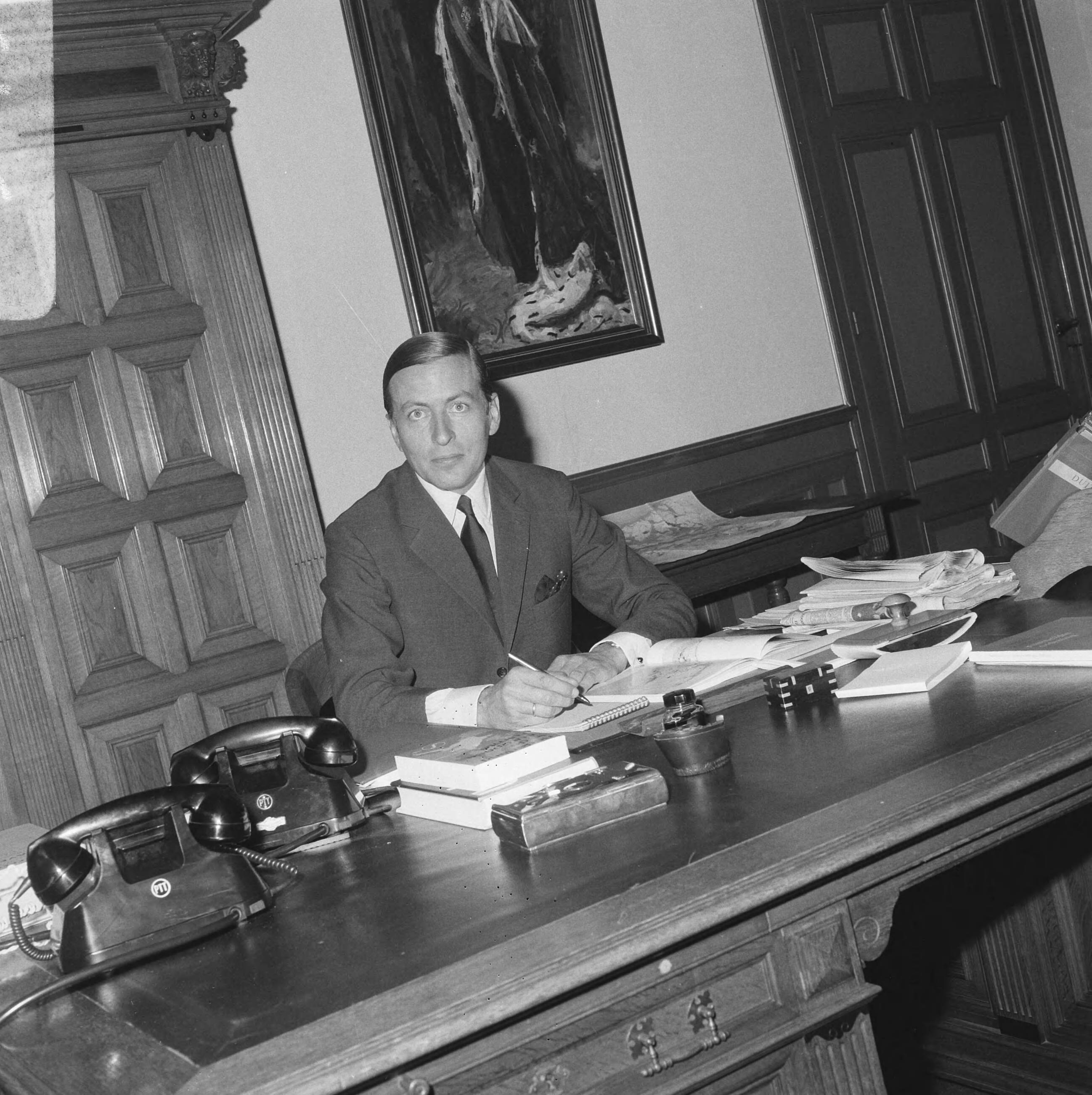 Prins Claus in zijn werkkamer op kasteel Drakensteyn — Drakensteyn|Baarn|prinsen |kastelen |interieurs|Claus, prins|Utrecht (prov) — Foto: Kroon, Ron / Anefo. Licentie: Set B: Rechtenvrij / Publiek Domein. Bron: Nationaal Archief. http://hdl.handle.net/10648/ab011324-d0b4-102d-bcf8-003048976d84
