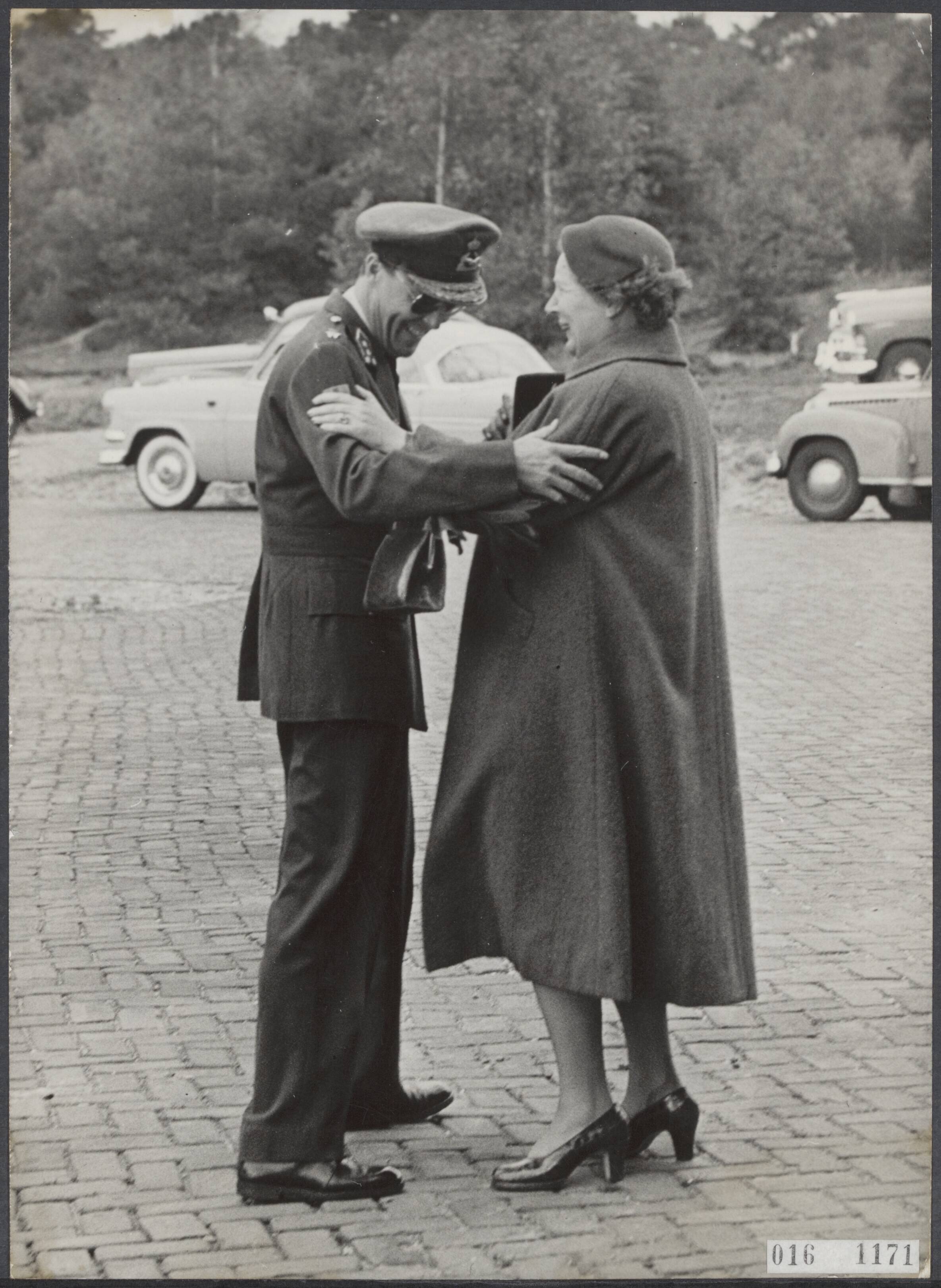 Fotocollectie Elsevier Binnenland — Prins Bernhard is op vliegveld Soesterberg teruggekeerd van zijn bezoek aan Zuid-Afrika. Hij werd begroet door koningin Juliana — Foto: Fotograaf Onbekend / Anefo. Licentie: Set B: Rechtenvrij / Publiek Domein. Bron: Nationaal Archief. http://hdl.handle.net/10648/adbb9a6c-d0b4-102d-bcf8-003048976d84