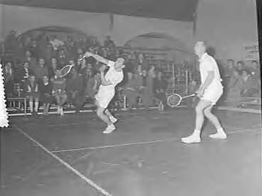 Fotocollectie Anefo — Internationale kampioenschap badminton te Haarlem. Bob Loo (links) en Leen Verhoef (rechts) (Nederland) — Foto: Behrens, Herbert F. / Anefo. Licentie: Set B: Rechtenvrij / Publiek Domein. Bron: Nationaal Archief. http://hdl.handle.net/10648/a95514bc-d0b4-102d-bcf8-003048976d84