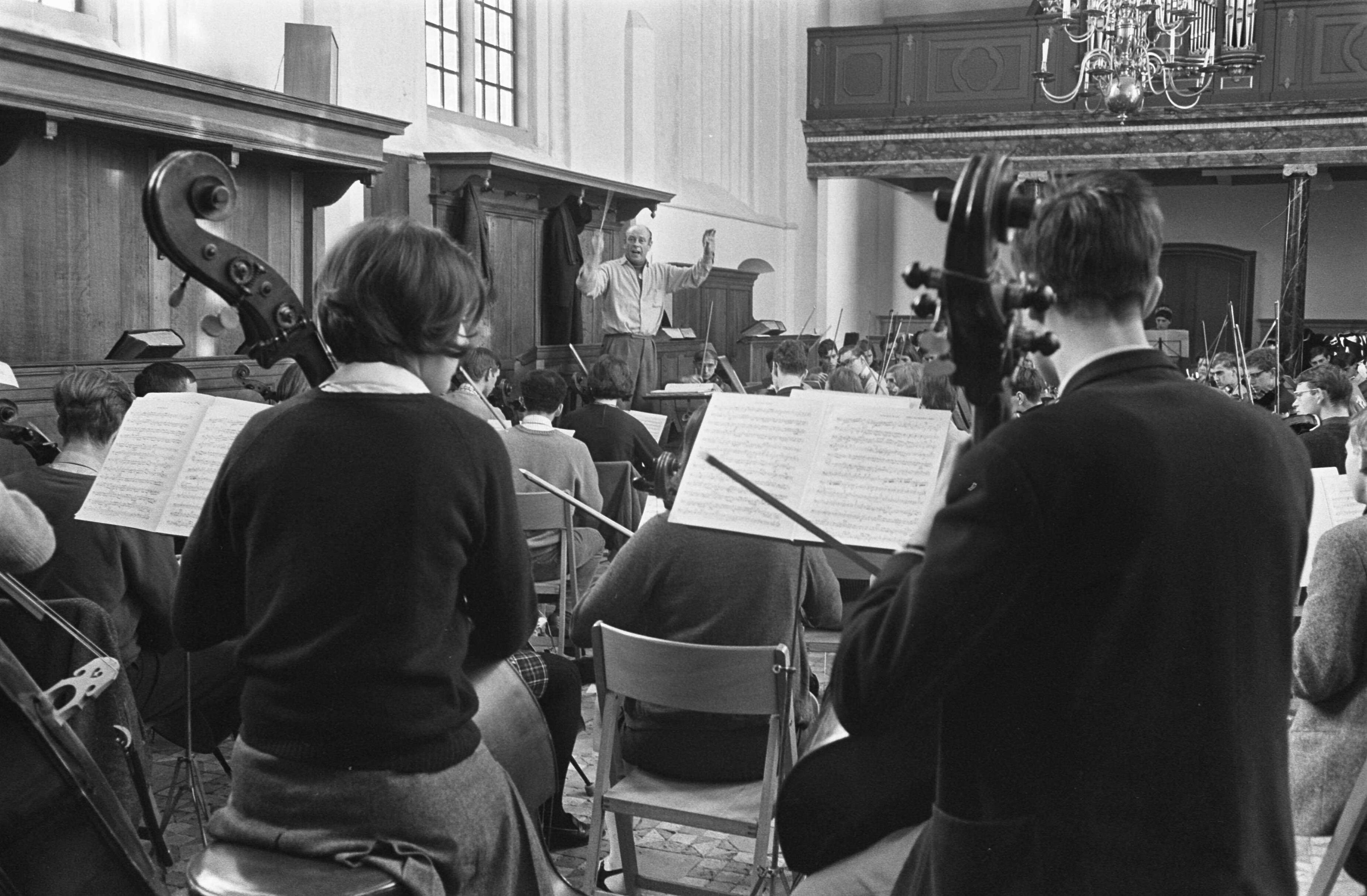 Fotocollectie Anefo — Studenten Orkest oefent in kerk van Bergen. — Foto: Koch, Eric / Anefo. Licentie: Set B: Rechtenvrij / Publiek Domein. Bron: Nationaal Archief. http://hdl.handle.net/10648/ab31da54-d0b4-102d-bcf8-003048976d84