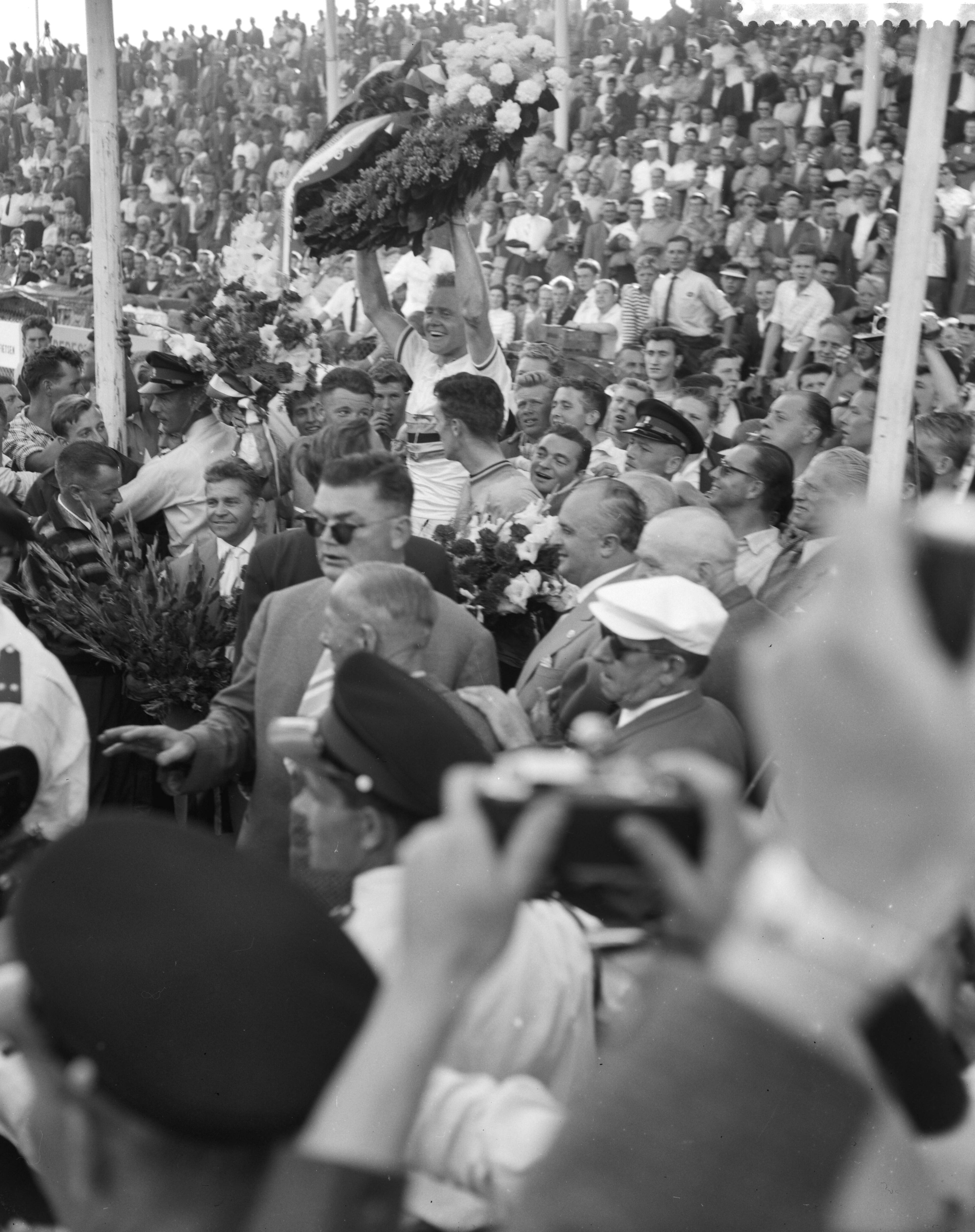 Fotocollectie Anefo — Wereldkampioenschappen wielrennen amateurs op de weg te Zandvoort, huldiging van de wereldkampioen Gustav-Adolf Schur (DDR) — Foto: Rossem, Wim van / Anefo. Licentie: Set B: Rechtenvrij / Publiek Domein. Bron: Nationaal Archief. http://hdl.handle.net/10648/a99b2ee8-d0b4-102d-bcf8-003048976d84