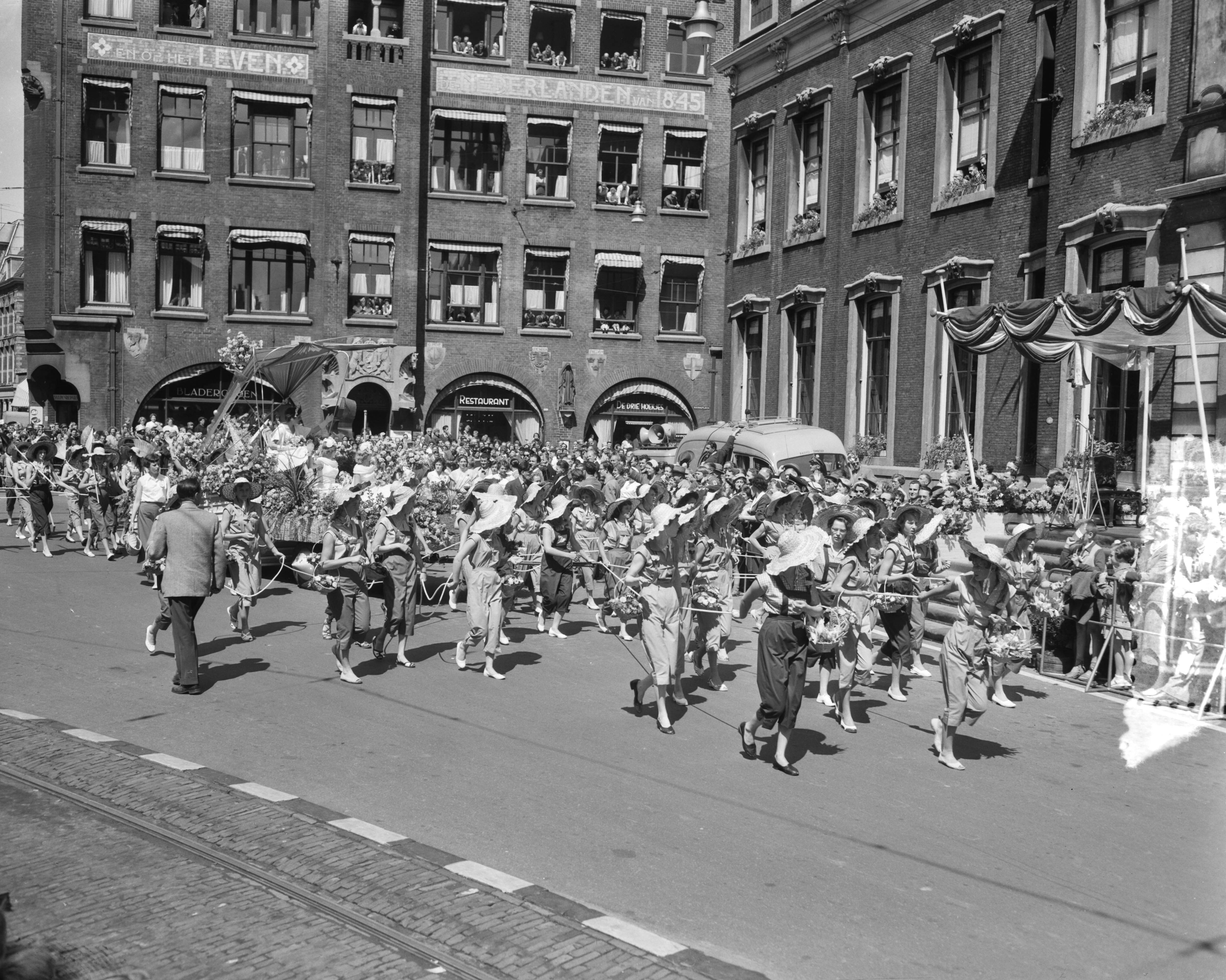 Fotocollectie Anefo — Bloemenkoningin Den Haag maak tocht door stad — Foto: Pot, Harry / Anefo. Licentie: Set B: Rechtenvrij / Publiek Domein. Bron: Nationaal Archief. http://hdl.handle.net/10648/a94cf0ca-d0b4-102d-bcf8-003048976d84