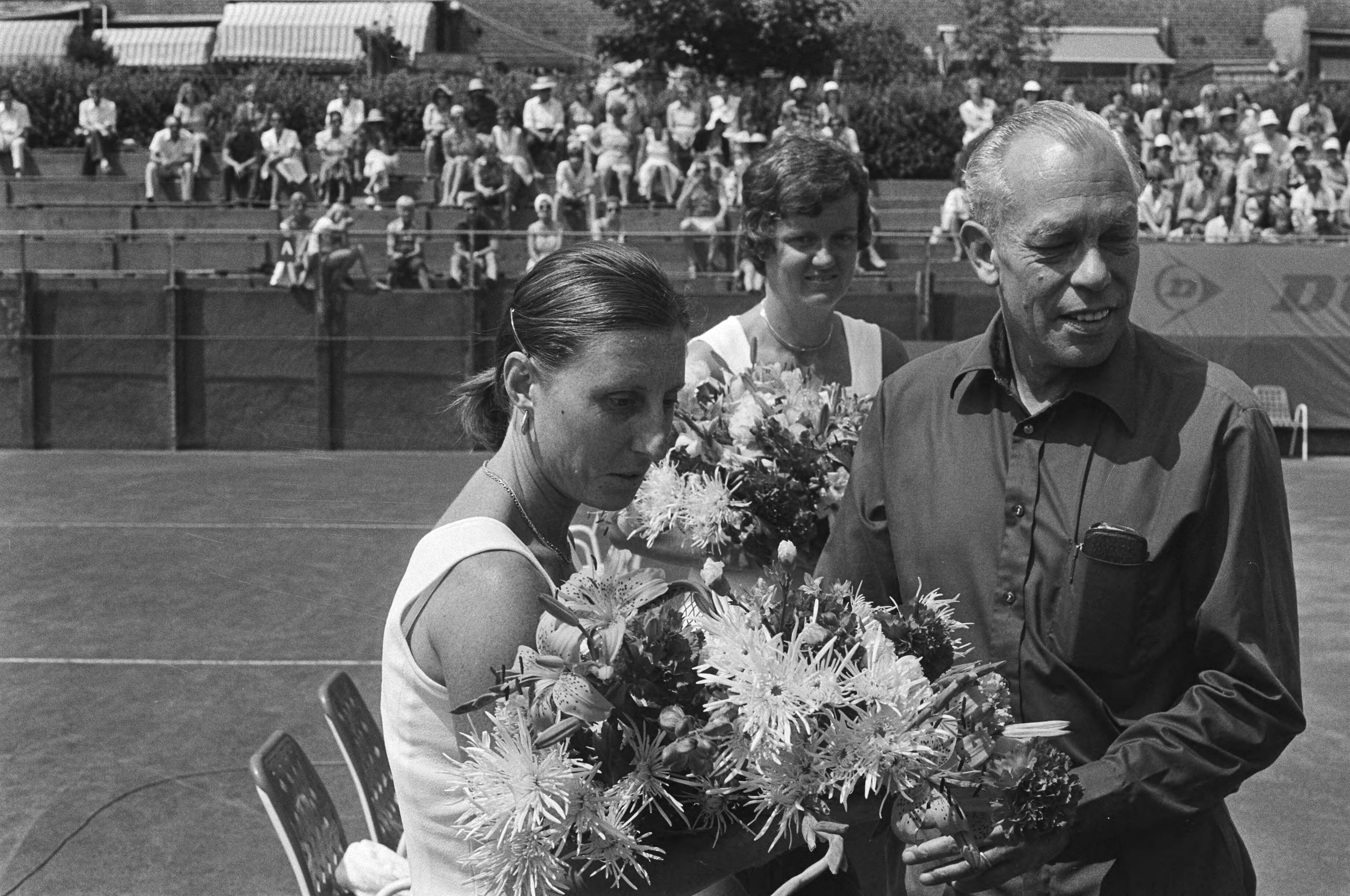 Fotocollectie Anefo — Tennis op Metzbanen Scheveningen, Betty Stove met bloemetjes — Foto: Peters, Hans / Anefo. Licentie: Set B: Rechtenvrij / Publiek Domein. Bron: Nationaal Archief. http://hdl.handle.net/10648/ac878264-d0b4-102d-bcf8-003048976d84