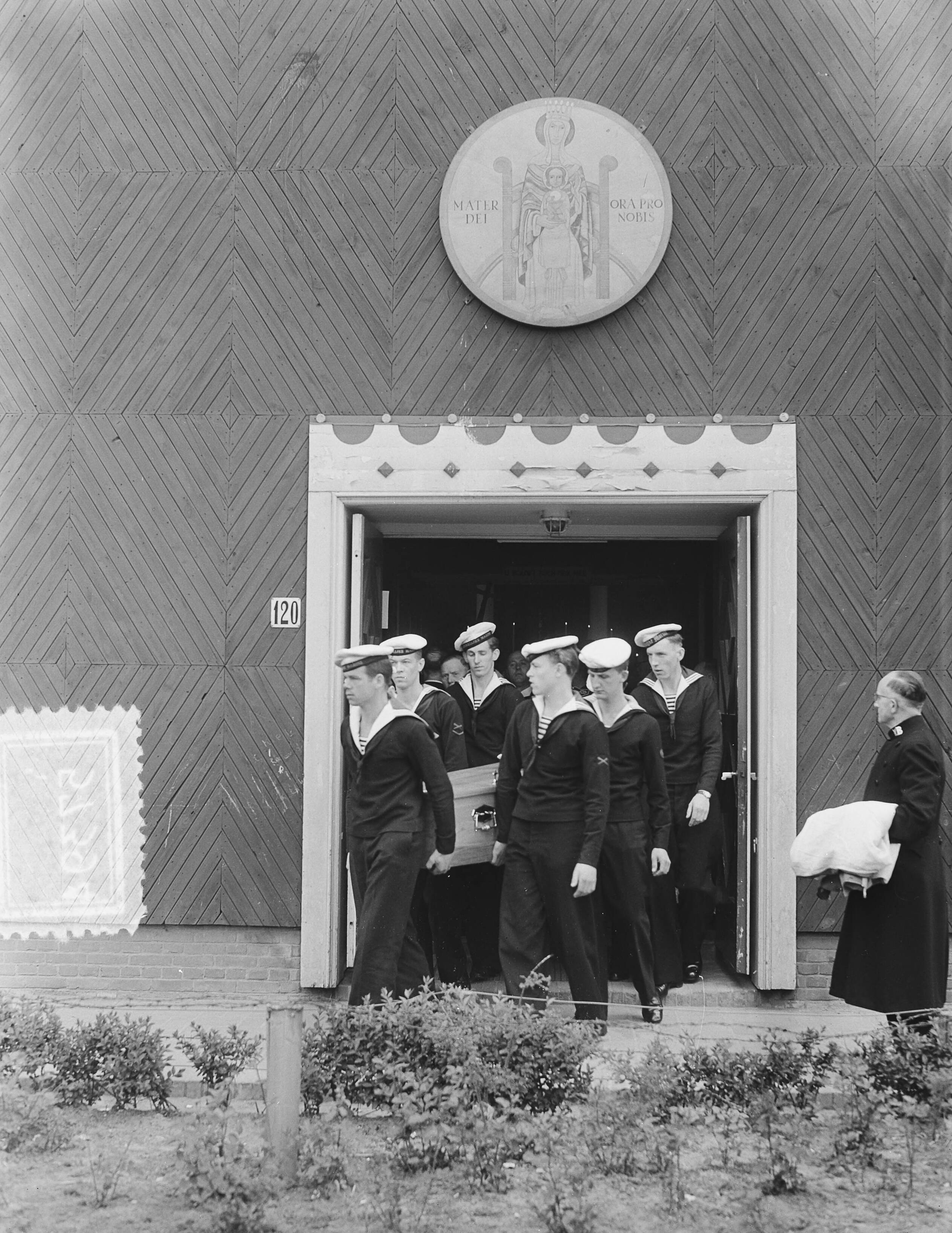 Fotocollectie Anefo — Marinebegrafenis in Den Haag — Foto: Duinen, H. van / Anefo. Licentie: Set B: Rechtenvrij / Publiek Domein. Bron: Nationaal Archief. http://hdl.handle.net/10648/a90c7e14-d0b4-102d-bcf8-003048976d84