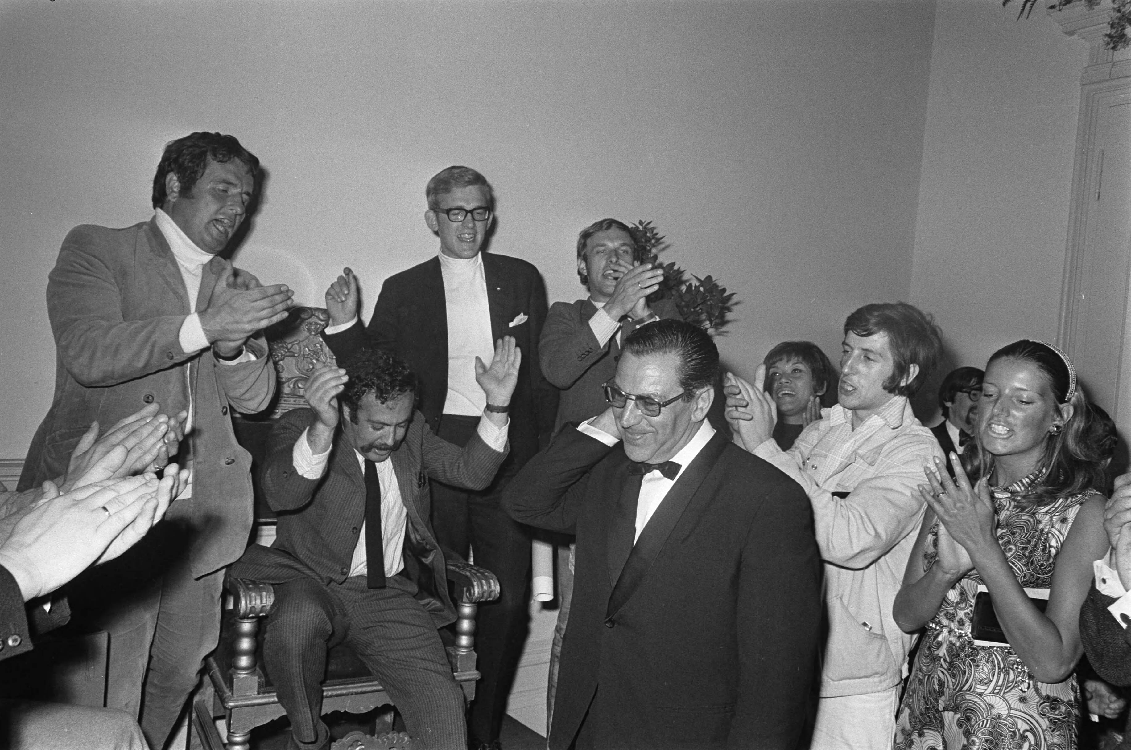 Singing Europe 1969, finale in Scheveningen — Impressario Lou Van Rees kreeg een prijs van journalisten — Foto: Fotograaf Onbekend / Anefo. Licentie: Set B: Rechtenvrij / Publiek Domein. Bron: Nationaal Archief. http://hdl.handle.net/10648/ab724af8-d0b4-102d-bcf8-003048976d84