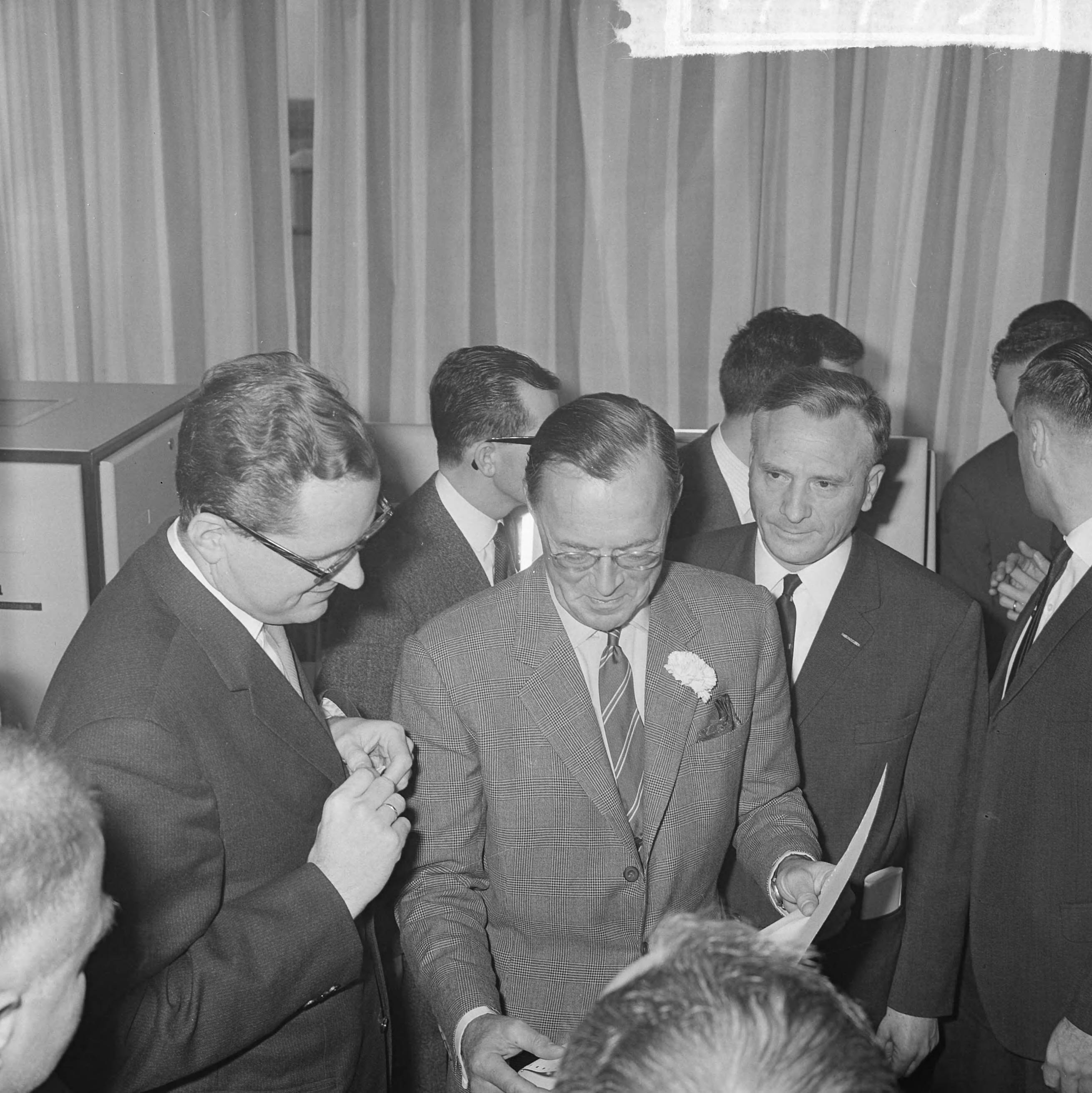 Fotocollectie Anefo — Prins Bernhard opende computerfabriek N.V. Electrologica te Rijswijk, de prins tijdens rondgang — Foto: Koch, Eric / Anefo. Licentie: Set B: Rechtenvrij / Publiek Domein. Bron: Nationaal Archief. http://hdl.handle.net/10648/aa84d980-d0b4-102d-bcf8-003048976d84