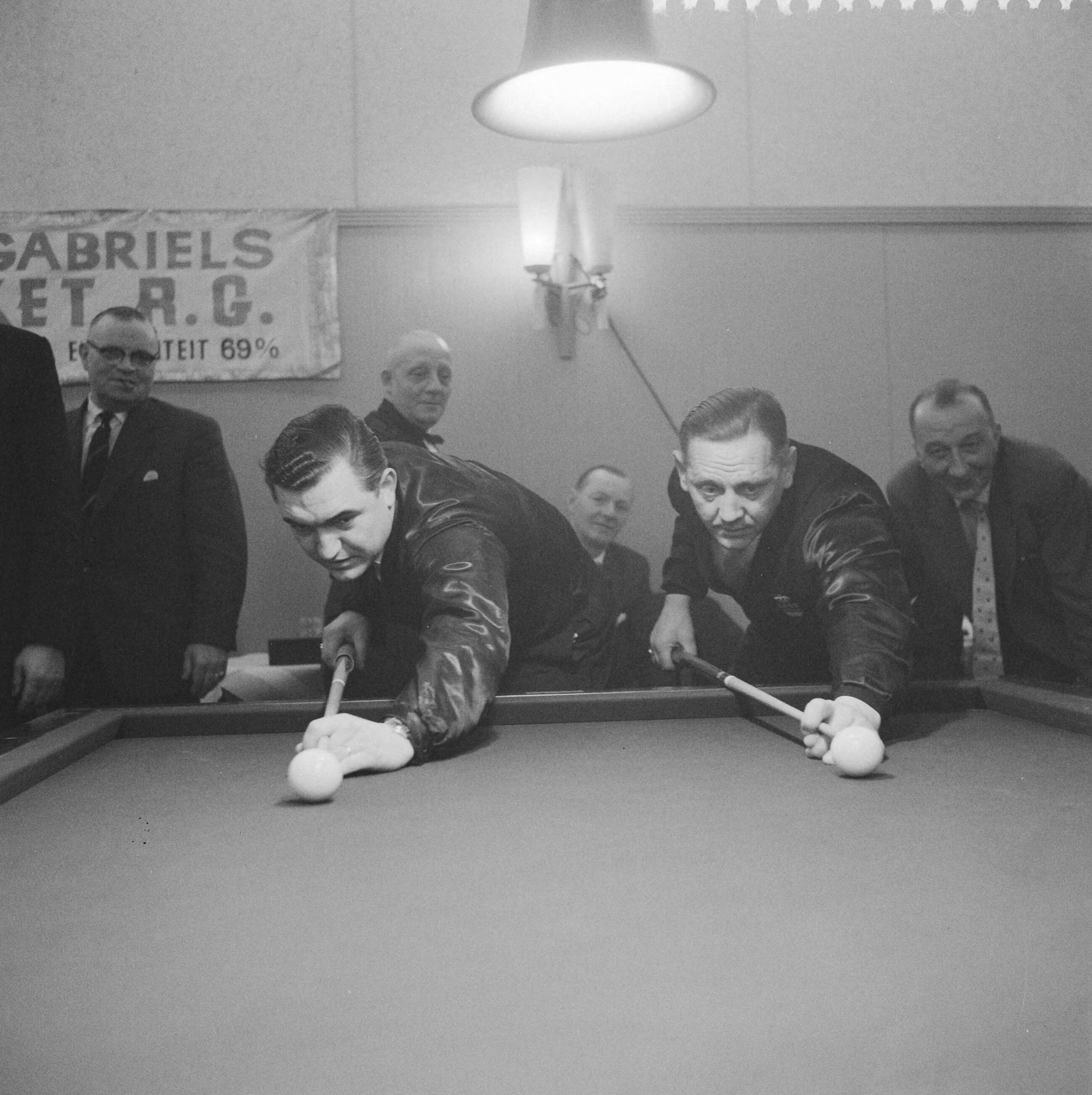 Fotocollectie Anefo — Nederlandse kampioenschap bandstoten te Breda, Cees van Oosterhout (l) en Bert Teegelaar (r) — Foto: Behrens, Herbert F. / Anefo. Licentie: Set B: Rechtenvrij / Publiek Domein. Bron: Nationaal Archief. http://hdl.handle.net/10648/a9aa8ca8-d0b4-102d-bcf8-003048976d84