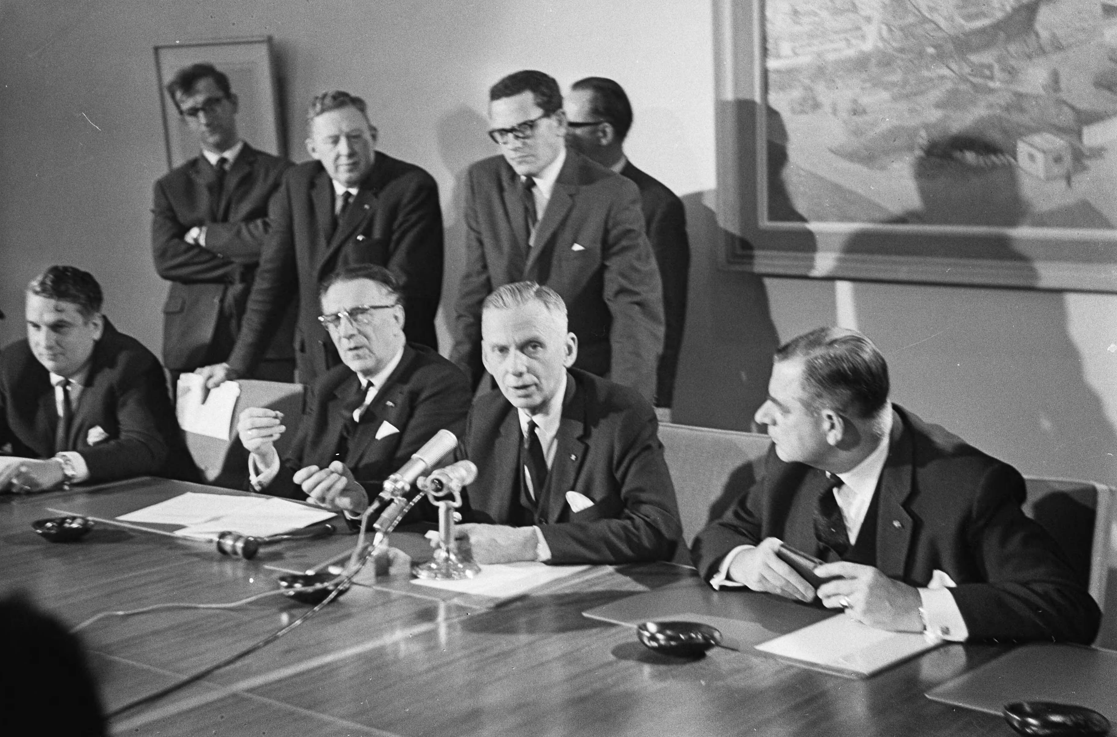 Fotocollectie Anefo — Loonoverleg in SER te Den Haag , de werkgevers v.l.n.r. Wemmers, Bosma en Van Boven — Foto: Koch, Eric / Anefo. Licentie: Set B: Rechtenvrij / Publiek Domein. Bron: Nationaal Archief. http://hdl.handle.net/10648/aa8477d8-d0b4-102d-bcf8-003048976d84