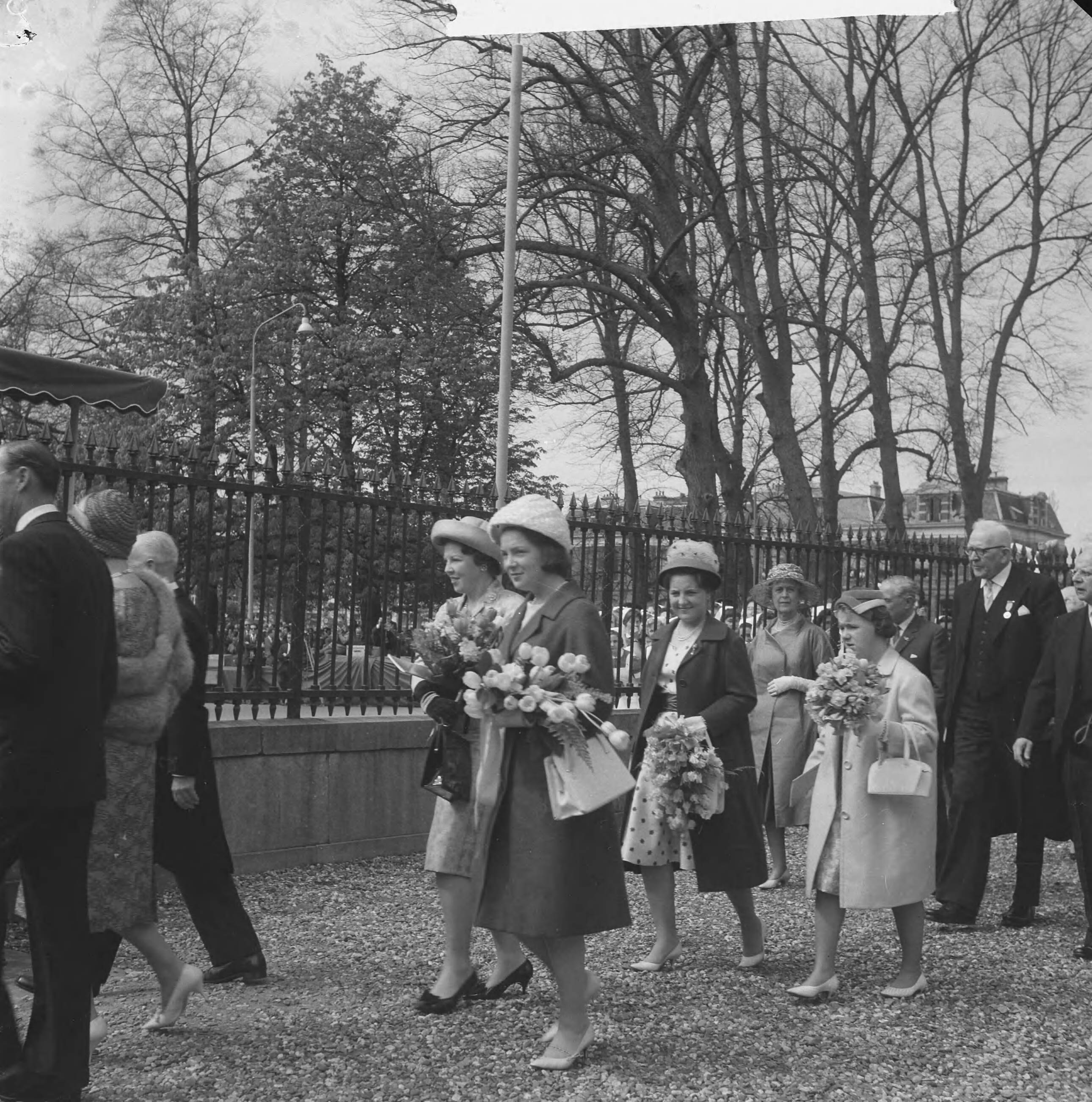 Koninklijk bezoek aan Noord-Holland (1962) — Koninklijk bezoek aan Haarlem — Foto: Nijs, Jac. de / Anefo. Licentie: Set B: Rechtenvrij / Publiek Domein. Bron: Nationaal Archief. http://hdl.handle.net/10648/aa07b3d8-d0b4-102d-bcf8-003048976d84