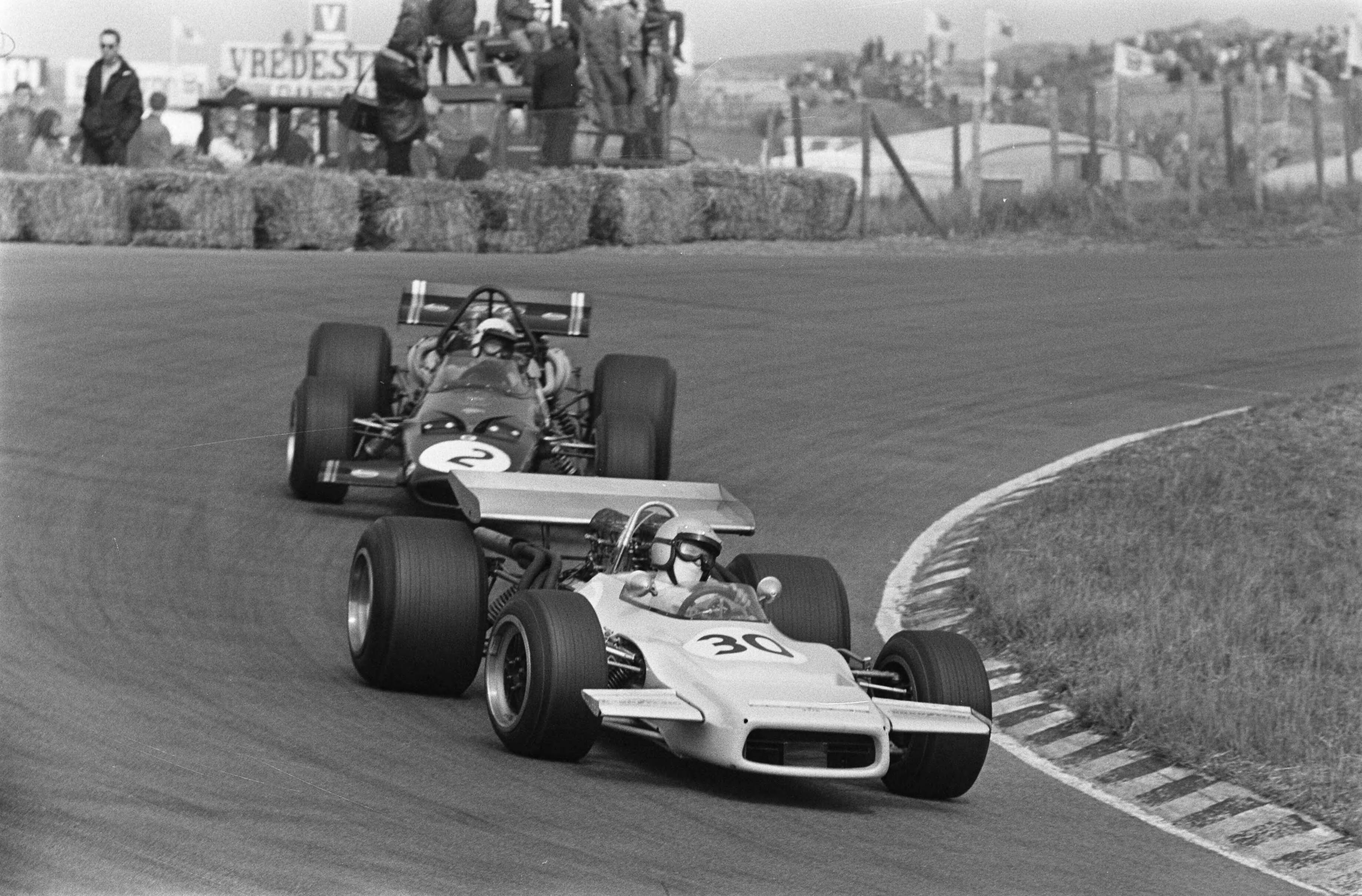 Formule 5000-races 1970 te Zandvoort — Wedstrijdmoment — Foto: Fotograaf Onbekend / Anefo. Licentie: Set B: Rechtenvrij / Publiek Domein. Bron: Nationaal Archief. http://hdl.handle.net/10648/ab948c26-d0b4-102d-bcf8-003048976d84