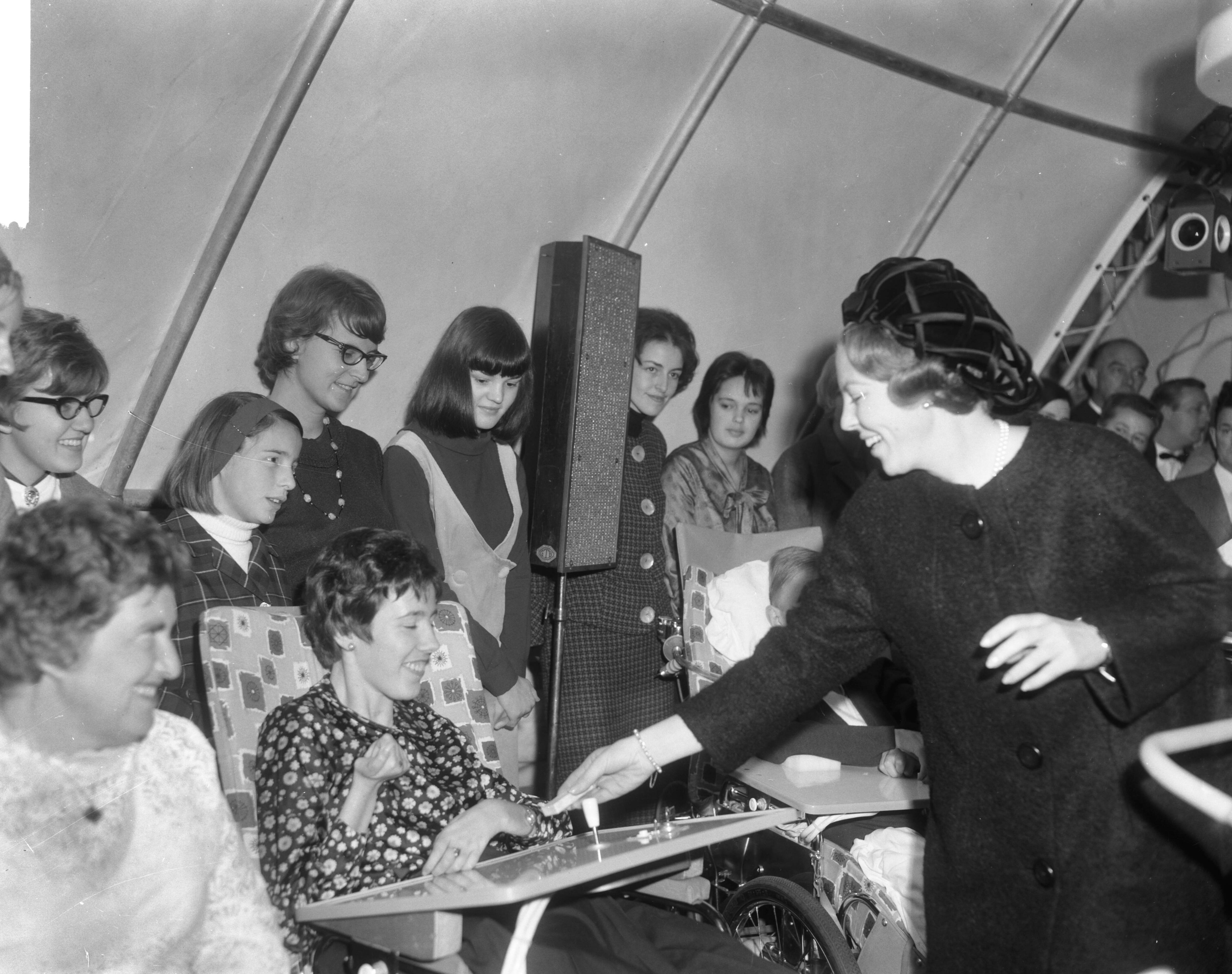 Fotocollectie Anefo — Prinses Beatrix bij het openen van paviljoen De Schelp te Scheveningen; de prinses terwijl ze een rondgang maakt langs de patiënten — Foto: Bilsen, Joop van / Anefo. Licentie: Set B: Rechtenvrij / Publiek Domein. Bron: Nationaal Archief. http://hdl.handle.net/10648/aacfd3ea-d0b4-102d-bcf8-003048976d84