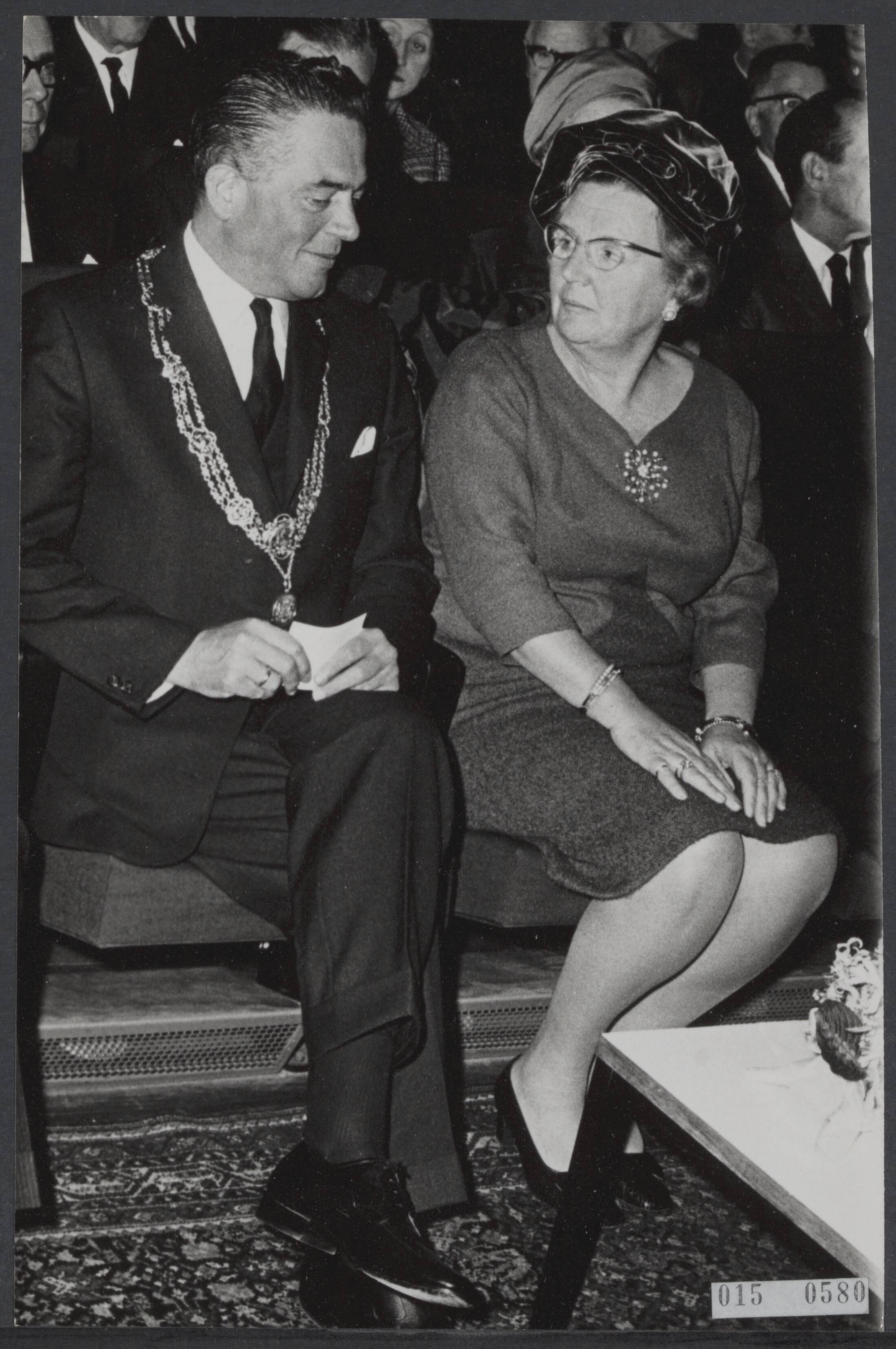 Fotocollectie Elsevier Binnenland — Koningin Juliana heeft het 7e congres van het genootschap "Onze Taal" dat in het Circustheater te Scheveningen is gehouden, bijgewoond. De koningin met burgemeester mr. V.G.M. Marijnen, voor het eerst in functie als burgemeester van Den Haag — Foto: Koch, Eric / Anefo. Licentie: Set B: Rechtenvrij / Publiek Domein. Bron: Nationaal Archief. http://hdl.handle.net/10648/adb58262-d0b4-102d-bcf8-003048976d84