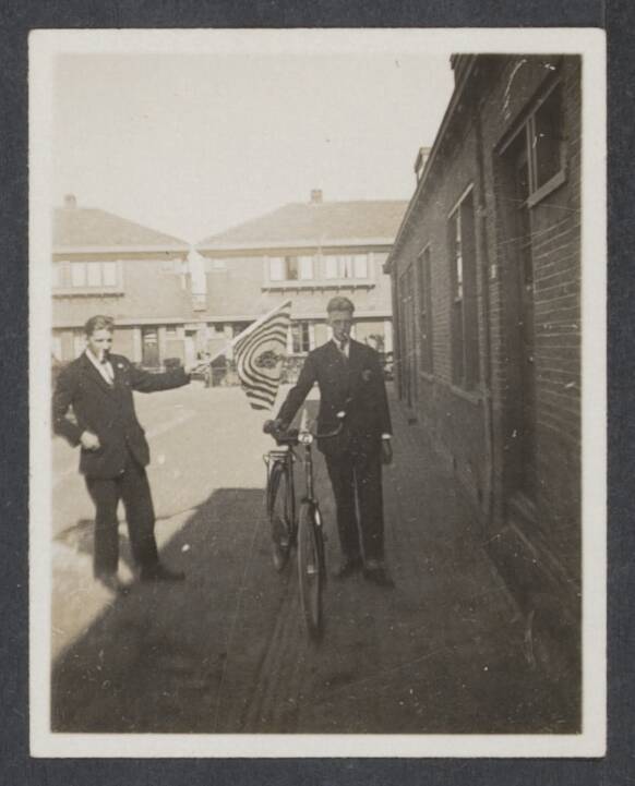 AVRO (Algemene Vereniging Radio Omroep). Bijzondere gebeurtenissen - Nederland — 14 Mei 1931. Havenstraat 30 Zaandam. Met vlag Harry Huisman — Foto: Onbekend / Publiek Domein of Rechtenvrij. Licentie: Set B: Rechtenvrij / Publiek Domein. Bron: Nationaal Archief. http://hdl.handle.net/10648/34646e2a-ee05-8103-8fd2-2cb958ab4d2b