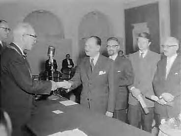 Fotocollectie Anefo — Uitreiking prijzen Jan Campertstichting Den Haag. Van links loco-burgemeester W. van Zwijndrecht, A. van der Hoogte (Vijverbergprijs), de heer Rijnders — Foto: Pot, Harry / Anefo. Licentie: Set B: Rechtenvrij / Publiek Domein. Bron: Nationaal Archief. http://hdl.handle.net/10648/a953901a-d0b4-102d-bcf8-003048976d84