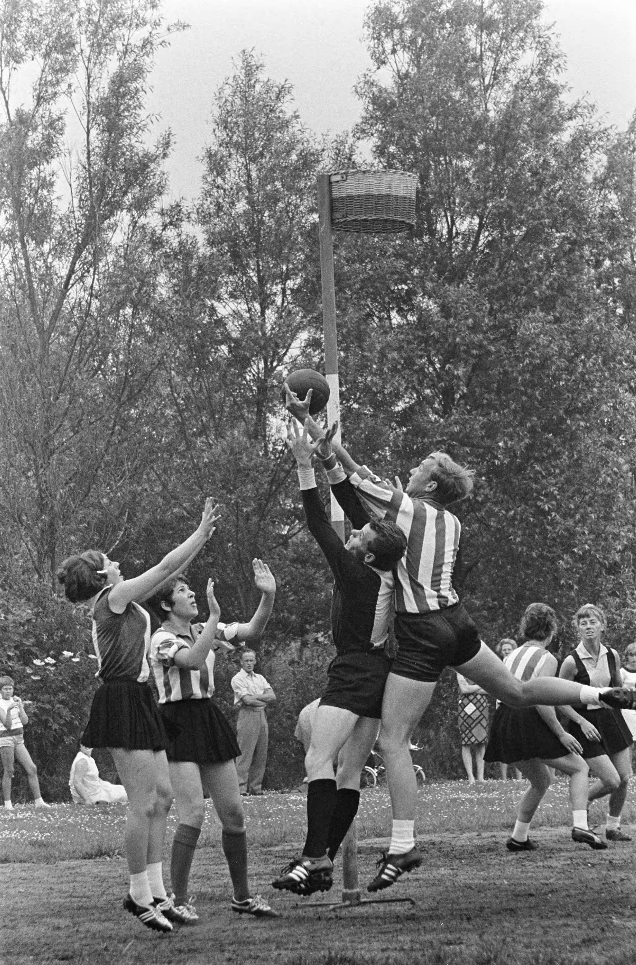 Fotocollectie Anefo — Korfbal. Roda Westzaan tegen ROHDA Amsterdam (4-5), spelmomenten — Foto: Nijs, Jac. de / Anefo. Licentie: Set B: Rechtenvrij / Publiek Domein. Bron: Nationaal Archief. http://hdl.handle.net/10648/aaee59be-d0b4-102d-bcf8-003048976d84
